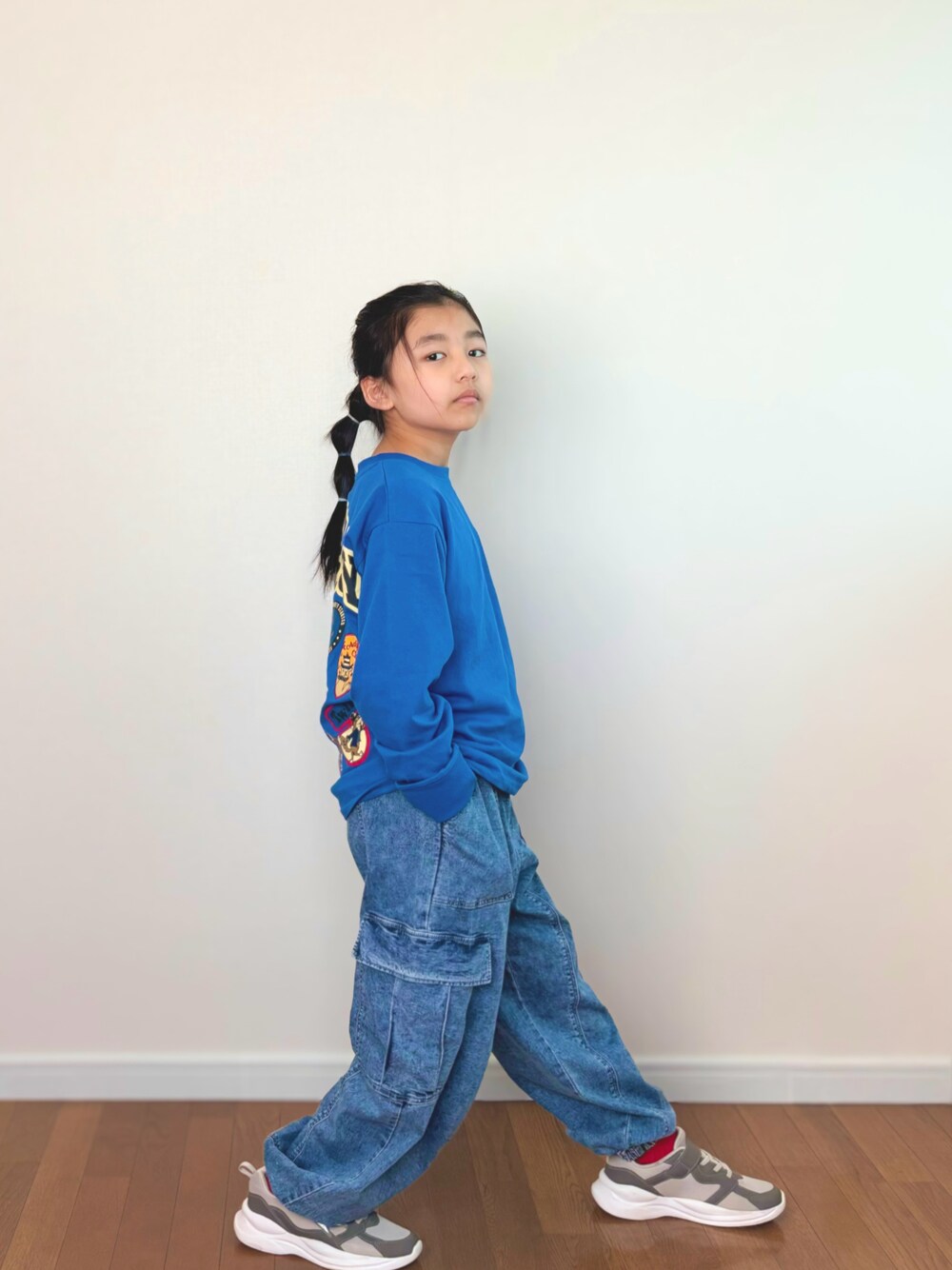 ブルー系のTシャツ/カットソー、ブルー系のカーゴパンツ、グレー系のスニーカーを着用したキッズの冬コーディネートの1枚目の写真