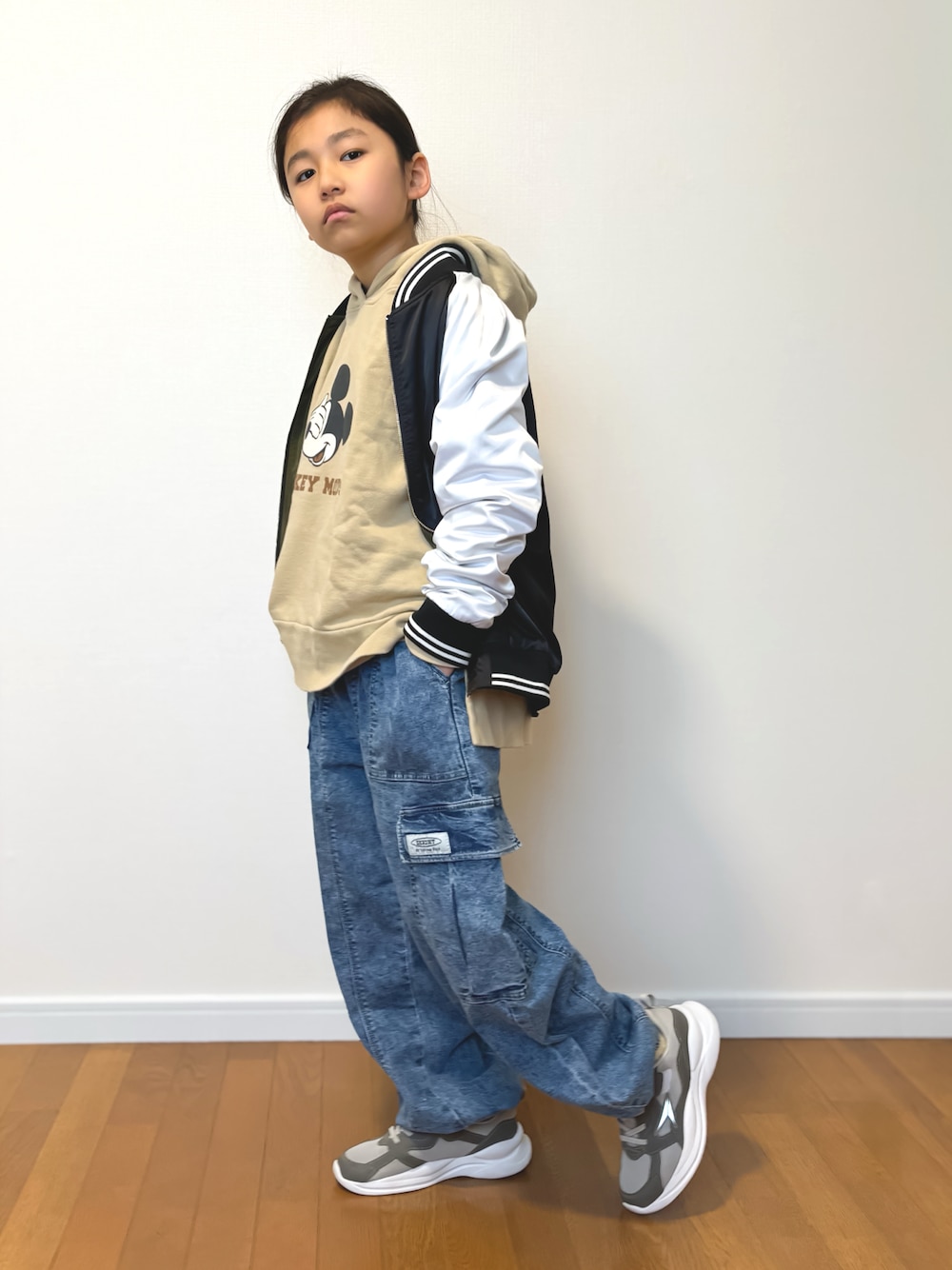 「春のおしゃ見えテクニック、デニム、スニーカー、春ファッション、パーカー、プチプラ、古着MIX、9歳、着回しコーデ、カーゴパンツ」｜「LugnoncureのLugnoncure ミッキーマウス Disney コラボ パーカー（パーカー、ベージュ系）」を使った、TARÖSUKEさん（キッズ・142cm）の春コーディネートの1枚目の写真