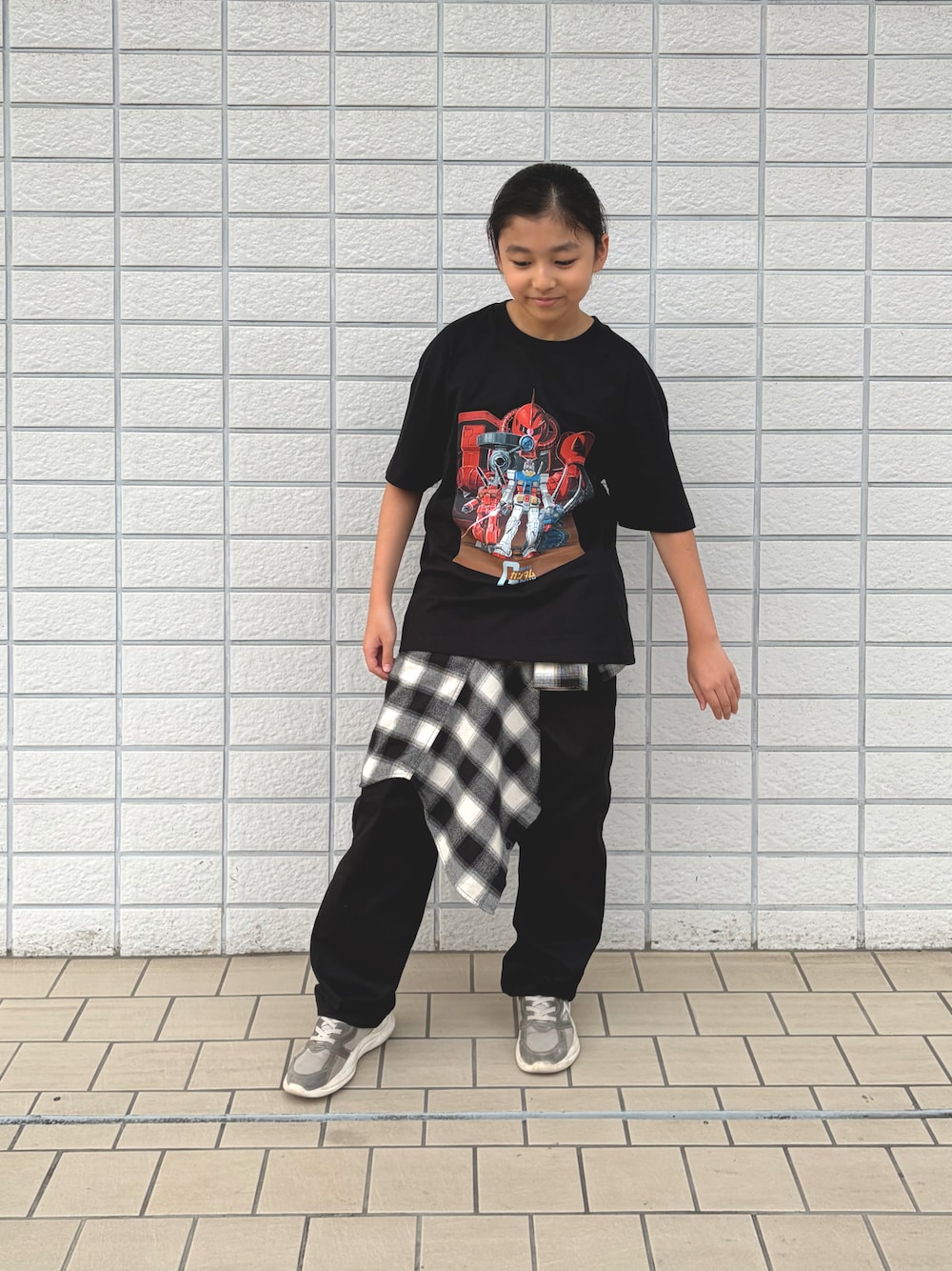 グレー系のスニーカー、ブラック系のシャツ/ブラウス、ブラック系のTシャツ/カットソーを着用したキッズの秋コーディネートの1枚目の写真