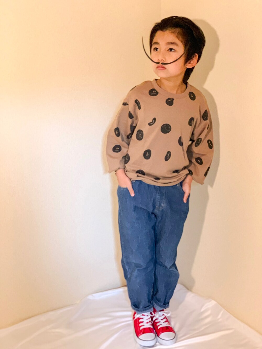 「私の推しブランド、ニコフラート、nicohrat、休日スタイル、カジュアルコーデ、キッズコーデ、ootd、キッズファッション、新作、春コーデ、春、ダリ、個性派、デニムコーデ、プチプラ」｜「nicohratのニコフラート 7分袖時空ロングＴシャツ（Tシャツ/カットソー、ベージュ系）」を使った、TARÖSUKEさん（キッズ・128cm）の冬コーディネートの1枚目の写真