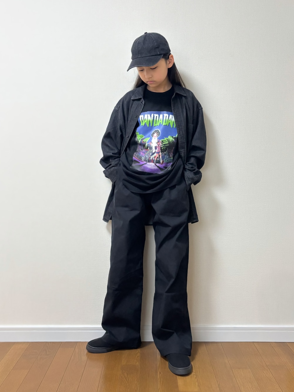 ブラック系のスニーカー、ブラック系のTシャツ/カットソー、ブラック系のシャツ/ブラウスを着用したキッズの秋コーディネートの1枚目の写真