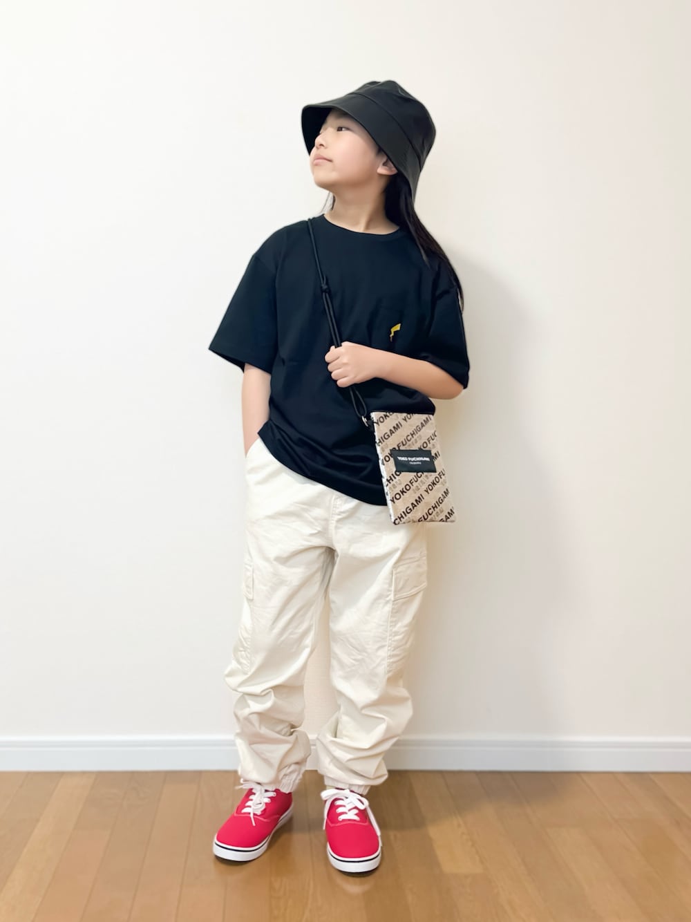 「YOKO FUCHIGAMI、クリエイターズファイル、サコッシュ、ストリート、シンプルコーデ、バケットハット、9歳、キッズコーデ、お出かけコーデ、休日スタイル、Tシャツ」｜「YOKO FUCHIGAMIのアイテム（バッグ、シルバー系）」を使った、TARÖSUKEさん（キッズ・142cm）の春コーディネートの1枚目の写真