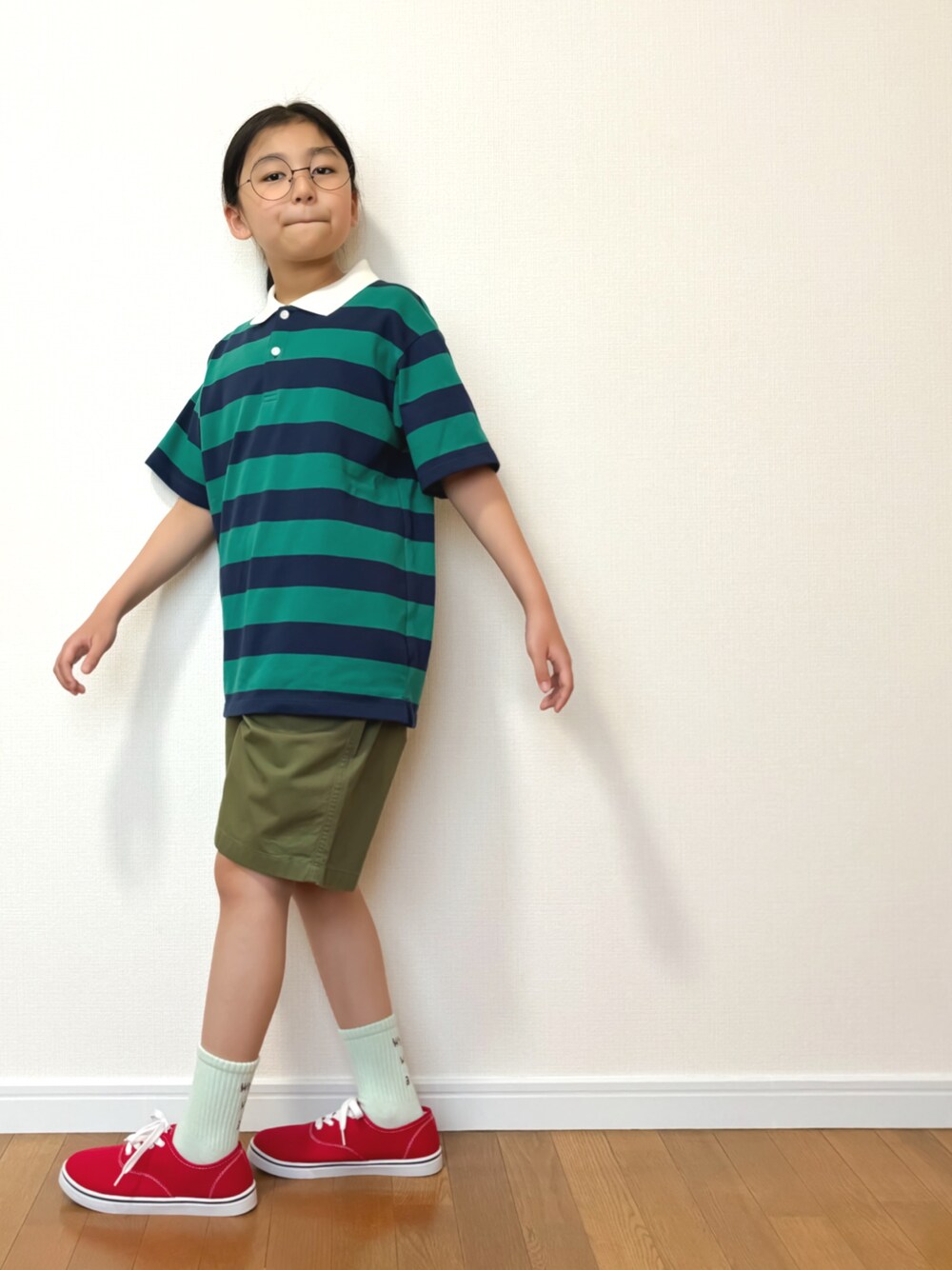 「プチプラ、キッズファッション、夏コーデ、休日スタイル、ショートパンツ、ボーダー、メガネ女子、9歳、スニーカー、カジュアル、お出かけコーデ」｜「UNIQLOのドライカノコボーダーポロシャツ（ポロシャツ、グリーン系）」を使った、TARÖSUKEさん（キッズ・142cm）の春コーディネートの1枚目の写真