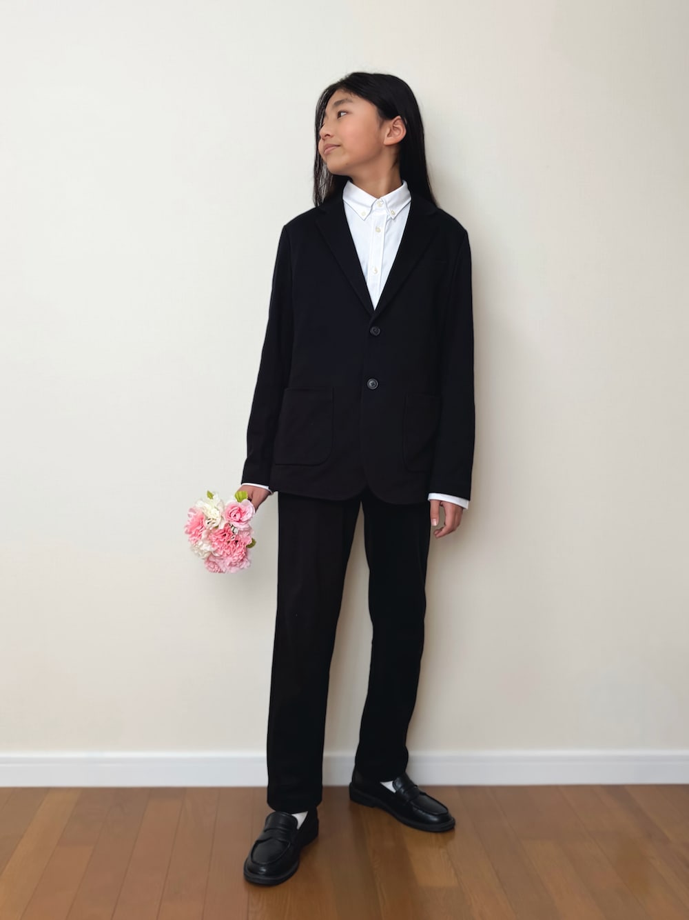 ブラック系のローファー、ホワイト系のシャツ/ブラウス、ブラック系のジャケット/アウターを着用したキッズの春コーディネートの1枚目の写真