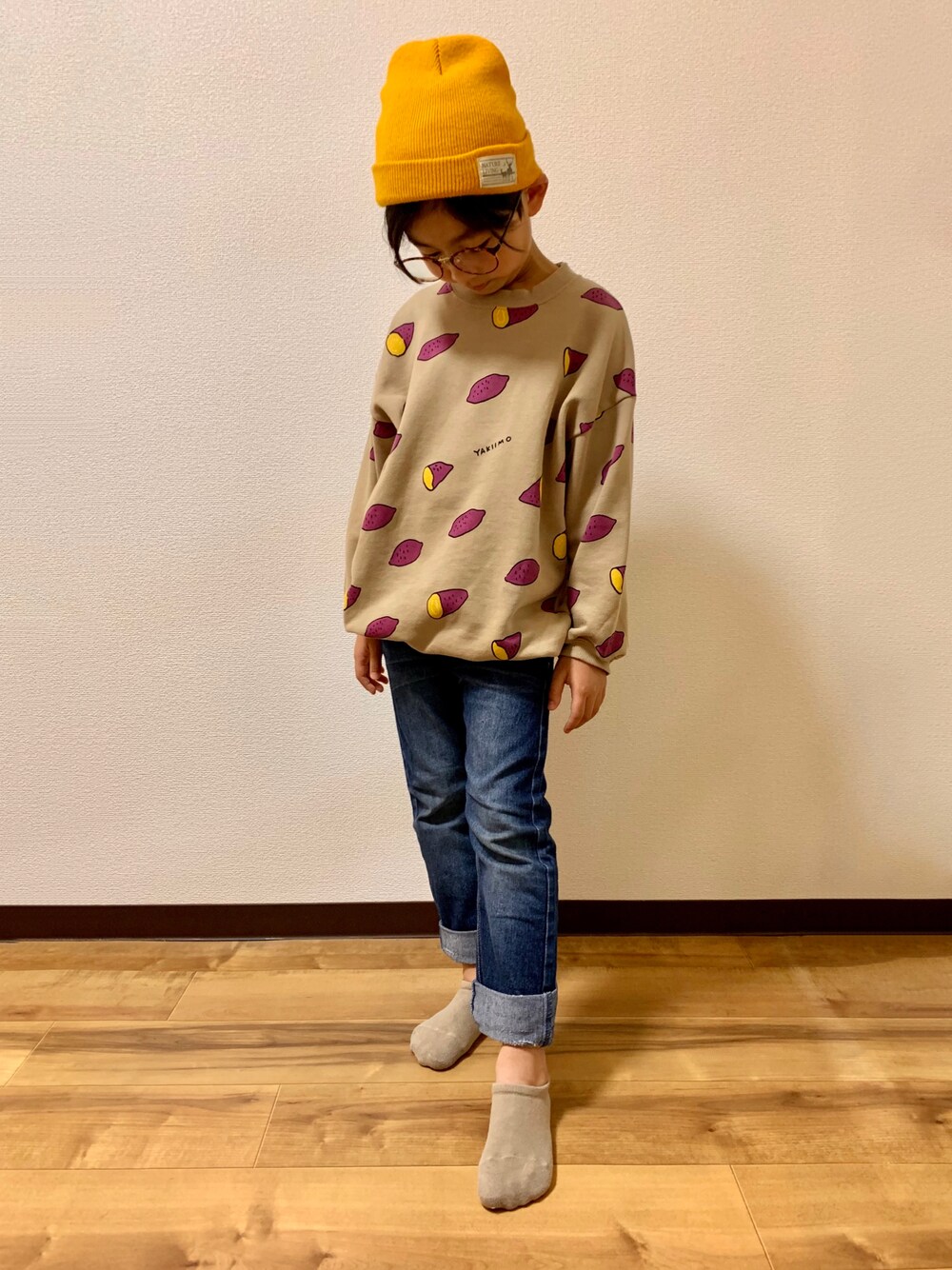 「デニム、カジュアル、ニット帽、さつまいも、キッズコーデ、秋コーデ、7歳、焼き芋、ﾎﾟﾝｷｯｷｰｽﾞ、nicohrat、やきいもの歌、ニコフラート」｜「3coinsのアイテム（ニットキャップ/ビーニー、ゴールド系）」を使った、TARÖSUKEさん（キッズ・126cm）の秋コーディネートの1枚目の写真