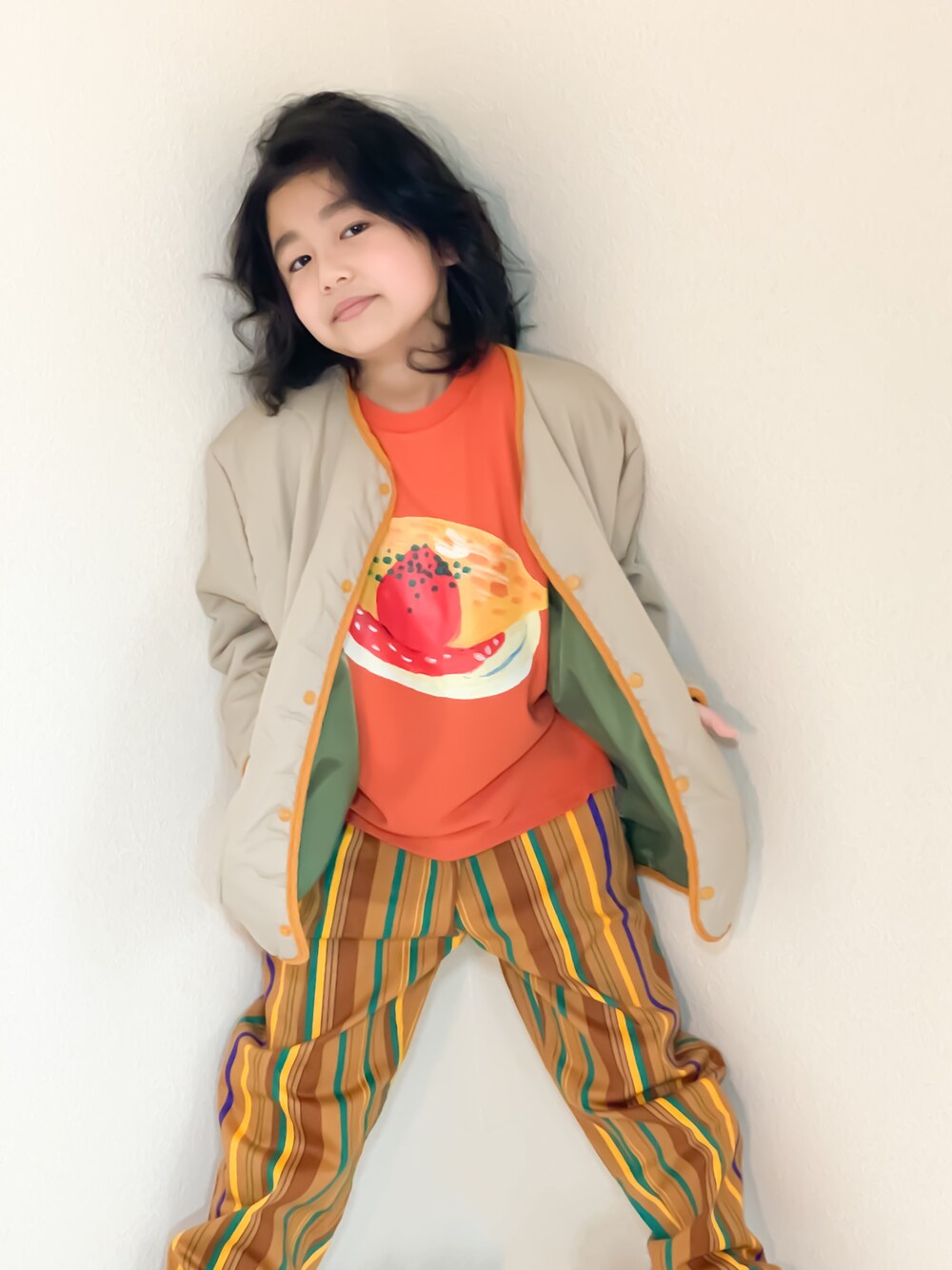 「私の推しブランド、プチプラ、マーキーズ(MARKEY'S)、キッズコーデ、ストライプ、マーキーズ、シェフパンツ、ノーカラージャケット、おしゃれさんと繋がりたい、カジュアルコーデ、キルティングジャケット、春コーデ、ほめられ本命コーデ、休日スタイル、ビビッドカラー」｜「HOGAN RANCH WEARのソデリブビッグロンＴ(90～140cm）（Tシャツ/カットソー、オレンジ系）」を使った、TARÖSUKEさん（キッズ・135cm）の冬コーディネートの1枚目の写真