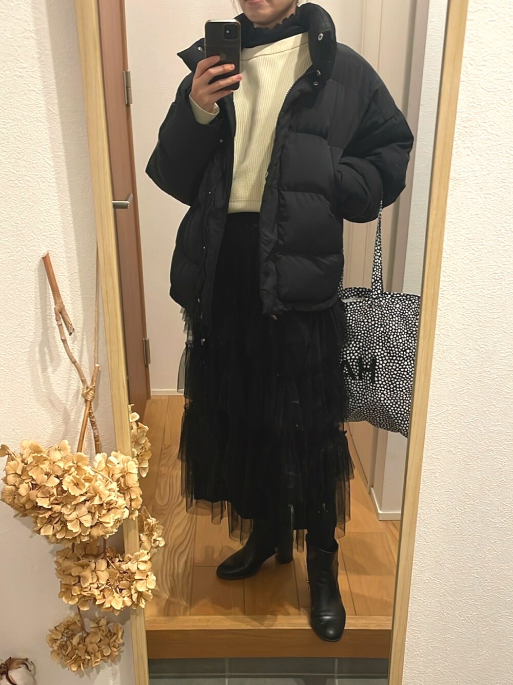 「冬コーデ、シンプルスタイル、ブラック×ホワイト、ショートブーツ、フリルスカート、オーバーサイズ、ダウンジャケット、高身長女子、高身長コーデ」｜「DHOLICの中綿ハイネックジップアップ（ダウンジャケット/コート、ブラック系）」を使った、KENIIさん（レディース・167cm）の冬コーディネートの1枚目の写真