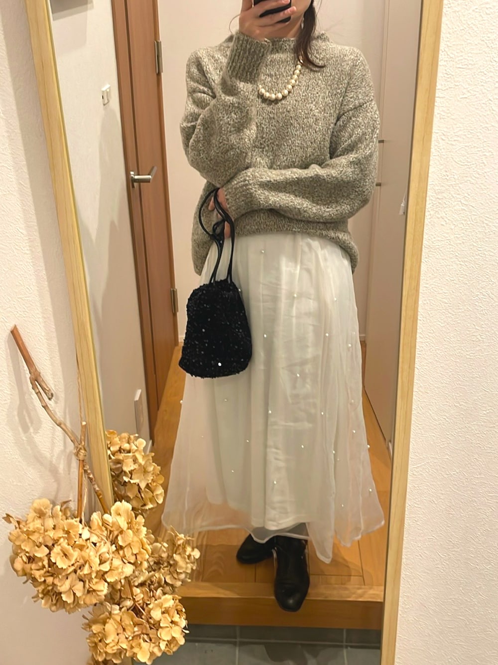 「きれいめカジュアル、プチプラ、淡色コーデ、スカートスタイル、淡色女子、シフォンスカート、パールネックレス、スパンコールバック、ショートブーツ、高身長女子、高身長コーデ」｜「UNIQLOのアイテム（ニット/セーター、ベージュ系）」を使った、KENIIさん（レディース・167cm）の冬コーディネートの1枚目の写真