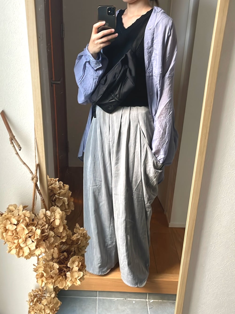 「スポーツミックス、厚底シューズ、NIKE AIR MAX、ナイキスニーカー、ワイドパンツ、シースルー、秋服コーデ、カジュアルコーデ、着回しコーデ、パンツスタイル、キレイめカジュアル、高身長女子、高身長コーデ、ラフコーデ、adidas」｜「select MOCAの2022 SS シアーポプリンブザム切替えバンドカラーブラウス（シャツ/ブラウス、パープル系）」を使った、KENIIさん（レディース・167cm）の秋コーディネートの1枚目の写真