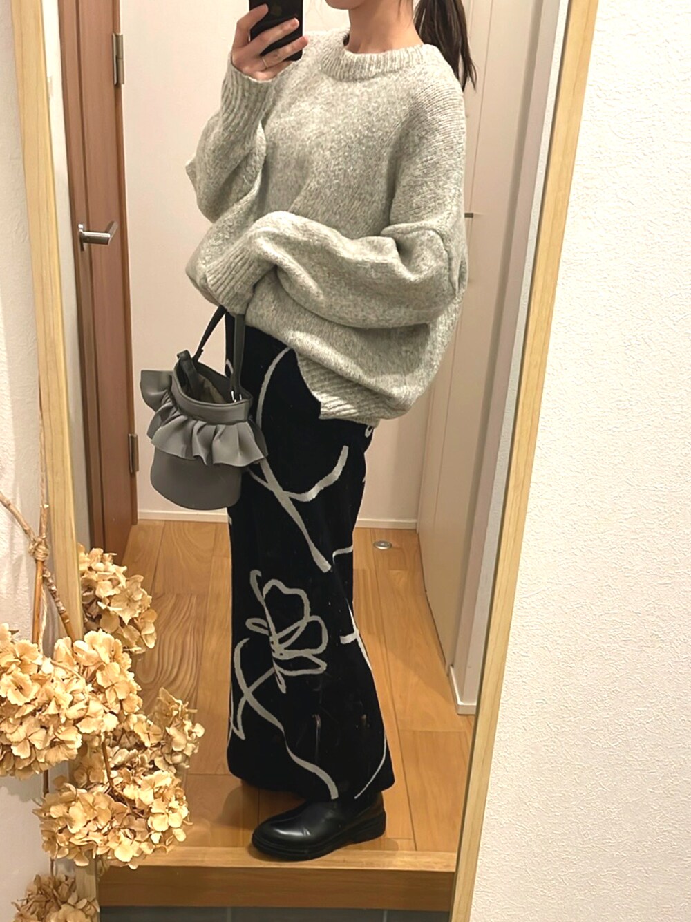 「オーバーサイズ、きれいめカジュアル、カジュアルコーデ、ニットスカート、高身長女子、高身長コーデ、ボンディング、プチプラ、今日のコーデ」｜「しまむらのアイテム（バッグ、グレー系）」を使った、KENIIさん（レディース・167cm）の冬コーディネートの1枚目の写真