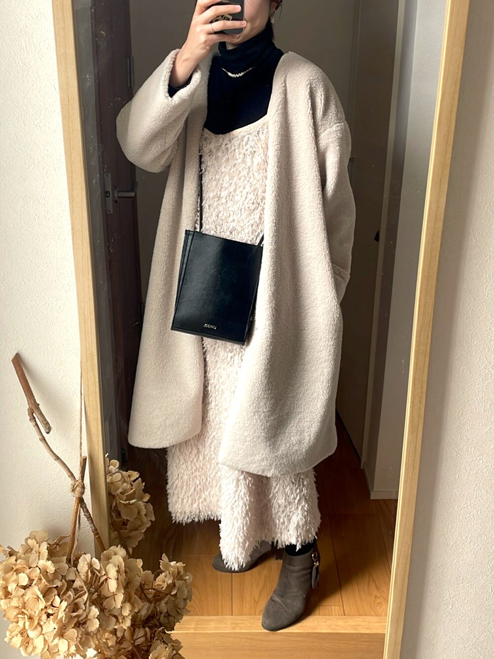 「春ファッション、きれいめカジュアル、フリンジワンピース、フェザー、レイヤードスタイル、着回しコーデ、オーバーサイズ、ロングワンピース、淡色コーデ、高身長女子、高身長コーデ」｜「GUのボアガウンコート（ノーカラージャケット、ベージュ系）」を使った、KENIIさん（レディース・167cm）の春コーディネートの1枚目の写真