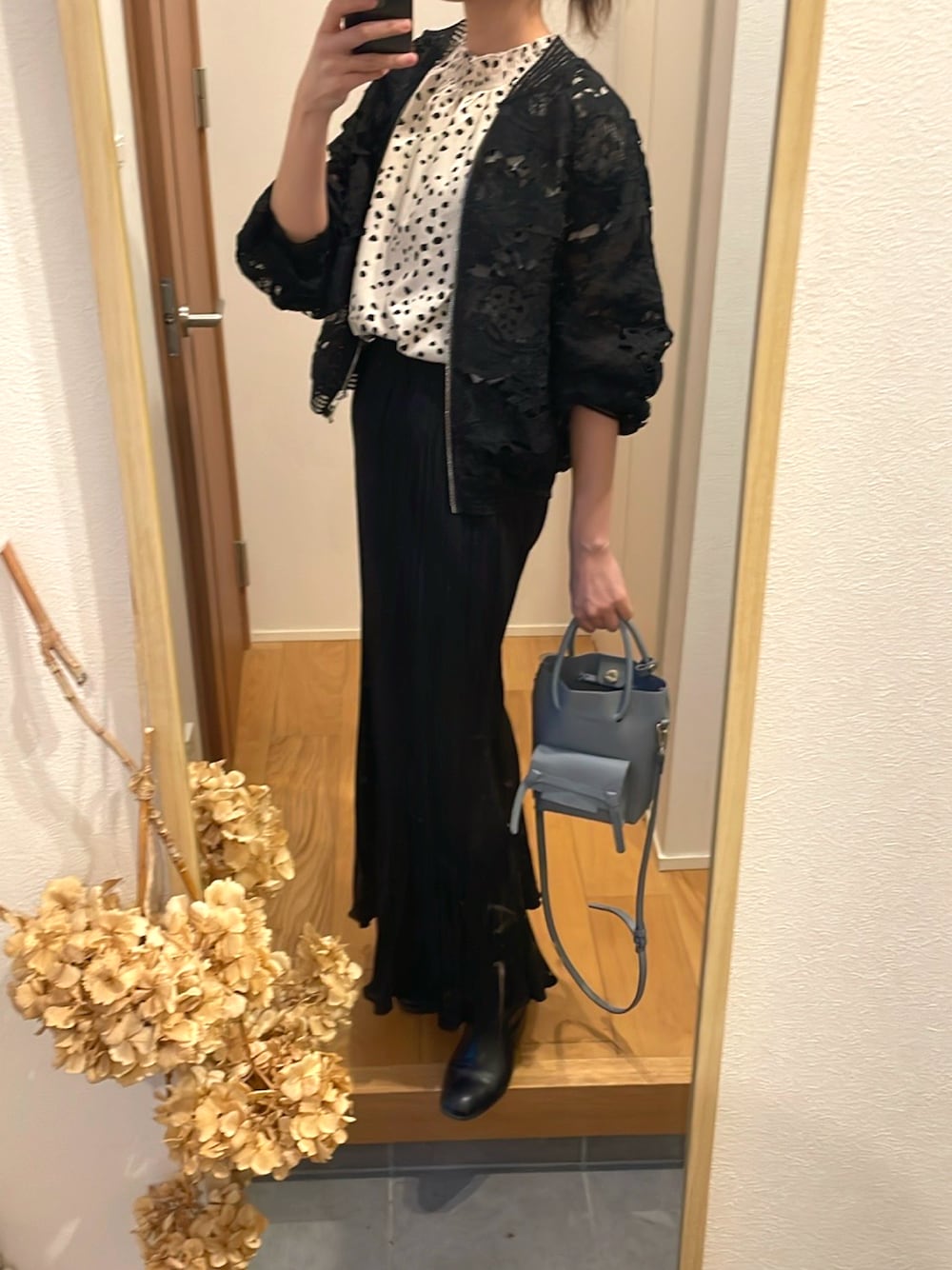 「秋っぽコーデ更新中、モノトーン、モノトーンコーデ、ダルメシアン柄、プリーツスカート、ロングスカート、ショートブーツ、レースブルゾン、レース、高身長女子、高身長コーデ」｜「Lumierのアイテム（ブルゾン、ブラック系）」を使った、KENIIさん（レディース・167cm）の秋コーディネートの1枚目の写真