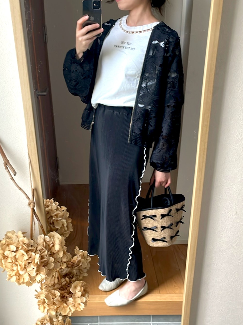 「きれいめカジュアル、モノトーンコーデ、モノトーン、着回しコーデ、高身長女子、高身長コーデ、レースブルゾン、ロングスカート、ロゴT、かごバッグ」｜「ZARAのアイテム（Tシャツ/カットソー、ホワイト系）」を使った、KENIIさん（レディース・167cm）の春コーディネートの1枚目の写真