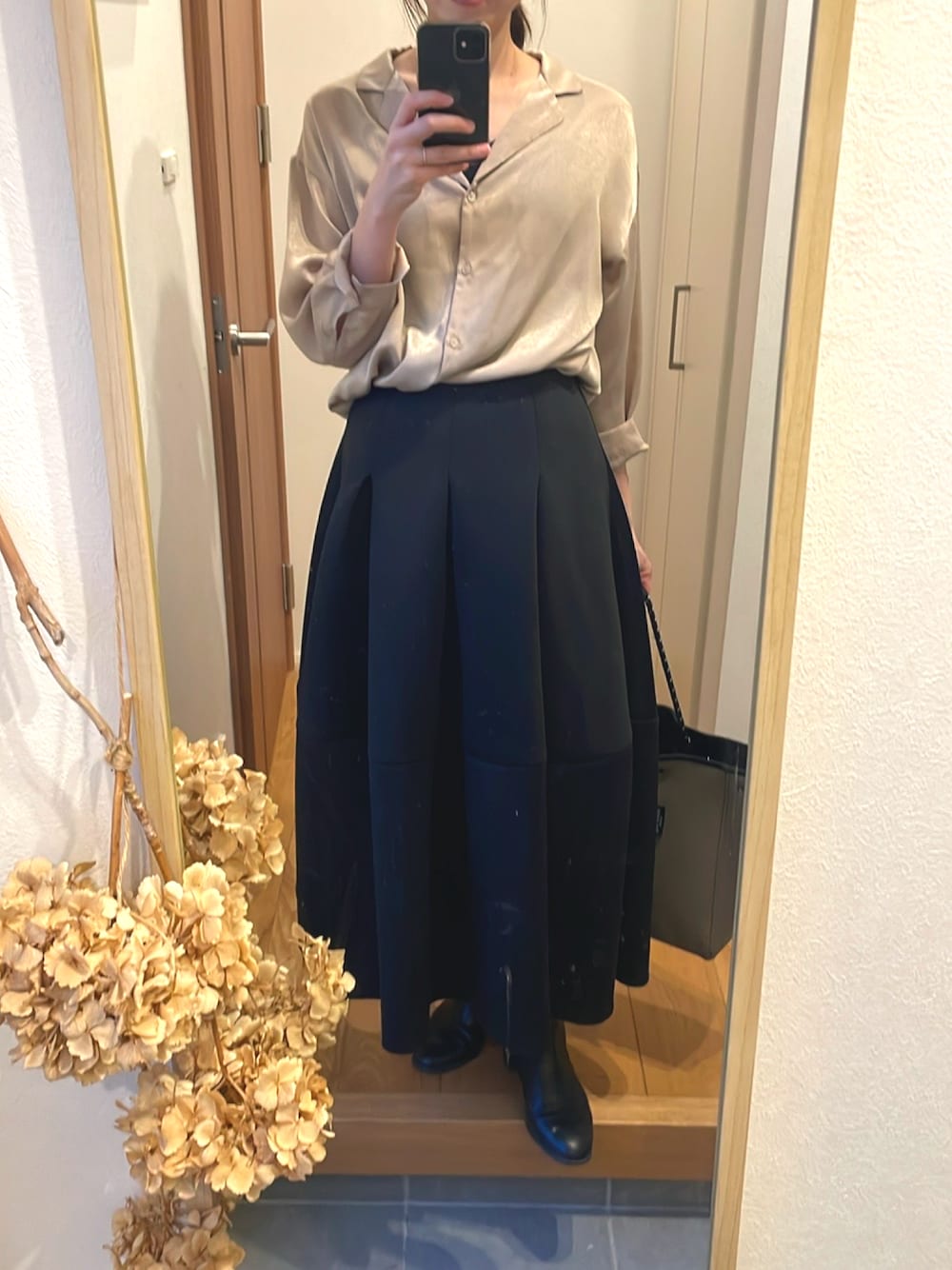 「秋コーデ、シンプルスタイル、オトナ女子、オトナカワイイ、きれいめカジュアル、ボンディングスカート、ショートブーツ、ロングスカート、高身長女子、高身長コーデ、シャツスタイル」｜「RUIRUE BOUTIQUEのストレッチ ｜ 選べるシルエット・丈 ボンディング ボリューム スカート（コクーン） ｜ ダンボールニット フレアスカート ロングスカート コクーンスカート ウエストゴム オフィスカジュアル（スカート、ブラック系）」を使った、KENIIさん（レディース・167cm）の秋コーディネートの1枚目の写真