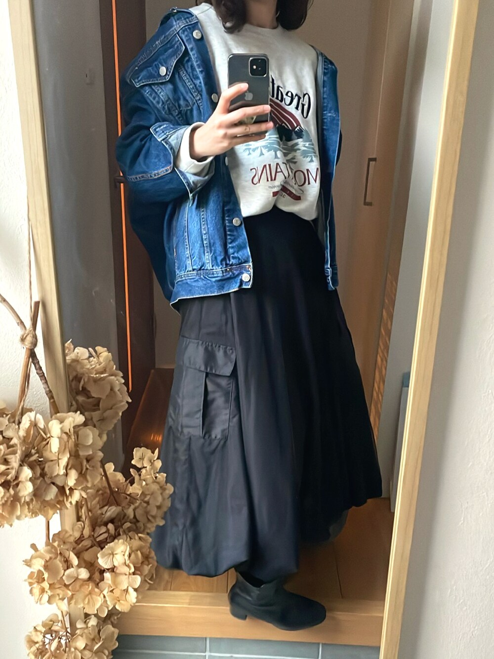 「春カラー、バルーンスカート、シフォンスカート、デニムジャケット、デニム、Gジャン、オーバーサイズ、スウエット、休日スタイル、高身長女子、高身長コーデ、オトナカジュアル」｜「しまむらのアイテム（スウェット、グレー系）」を使った、KENIIさん（レディース・167cm）の冬コーディネートの1枚目の写真
