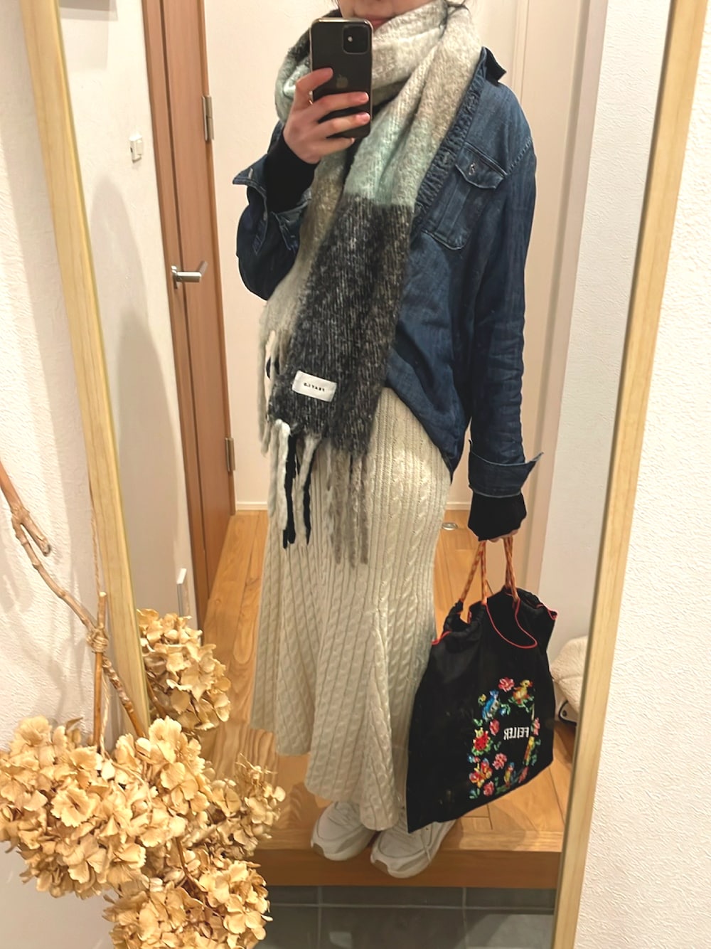 「デニムシャツ、ニットスカート、きれいめカジュアル、厚底シューズ、高身長女子、高身長コーデ、プチプラ、大人かわいい」｜「Ball&Chainのアイテム（バッグ、ブラック系）」を使った、KENIIさん（レディース・167cm）の冬コーディネートの1枚目の写真