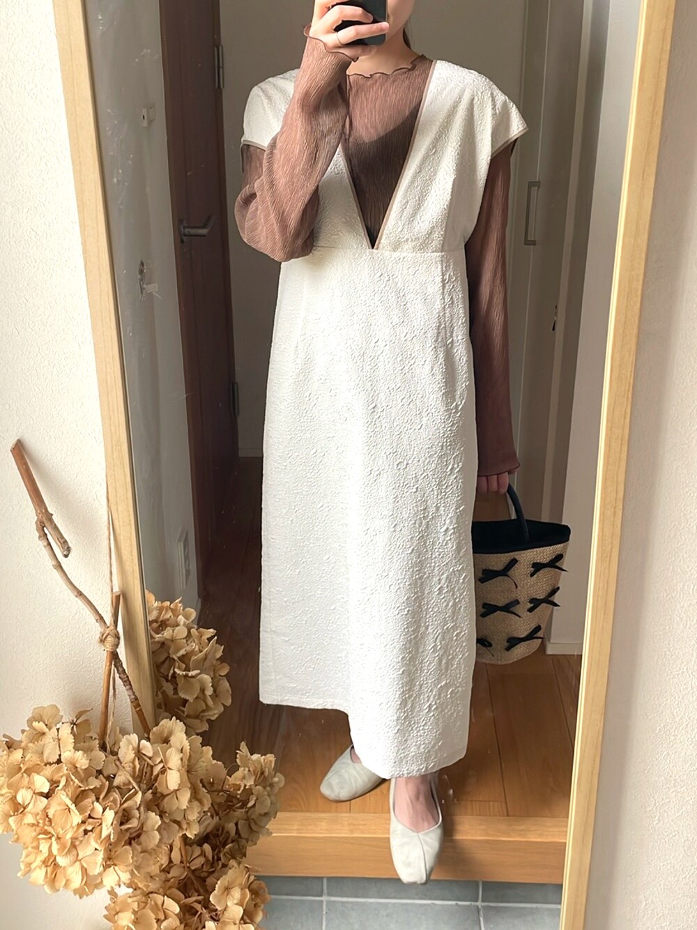 ホワイト系のシューズ、ベージュ系のトートバッグ、ホワイト系のワンピースを着用したレディースの夏コーディネートの1枚目の写真