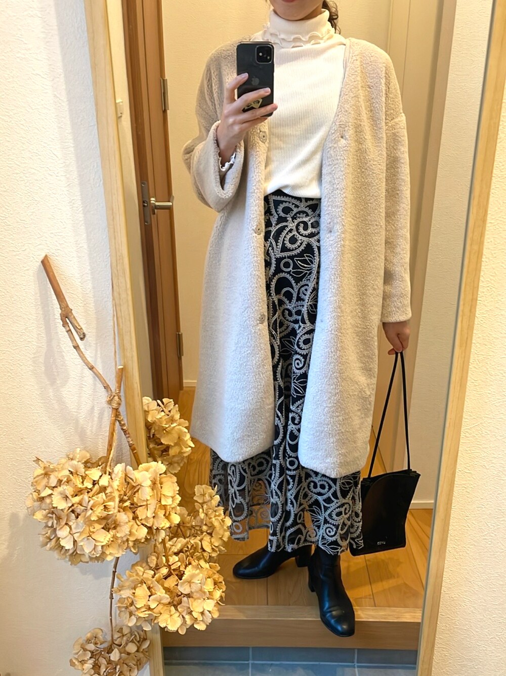 「オトナカジュアル、刺繍スカート、レーススカート、タートルネック、オーバーサイズ、きれいめカジュアル、ハイネック、高身長女子、高身長コーデ」｜「GRLのアイテム（スカート、ブラック系）」を使った、KENIIさん（レディース・167cm）の冬コーディネートの1枚目の写真
