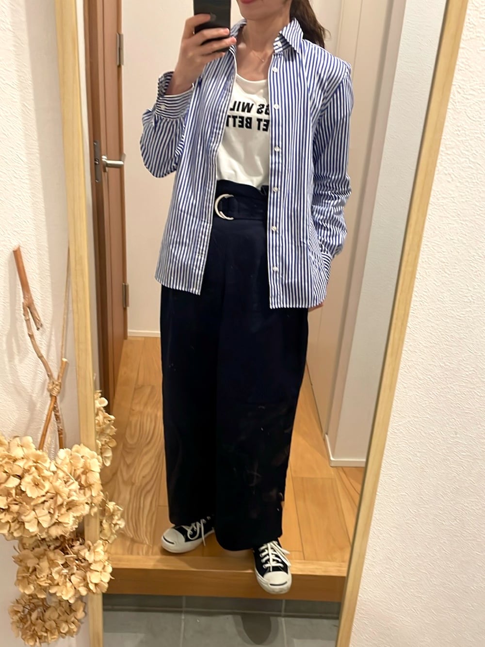 「楽チンコーデ、着回しコーデ、大人カジュアル、シンプル、パンツスタイル、高身長女子、高身長コーデ、ストライプシャツ、スニーカーコーデ、ジャックパーセル」｜「JACK PURCELLの【CONVERSE】JACK PURCELL MULTIMATERIAL RH（スニーカー、ブルー系）」を使った、KENIIさん（レディース・167cm）の春コーディネートの1枚目の写真