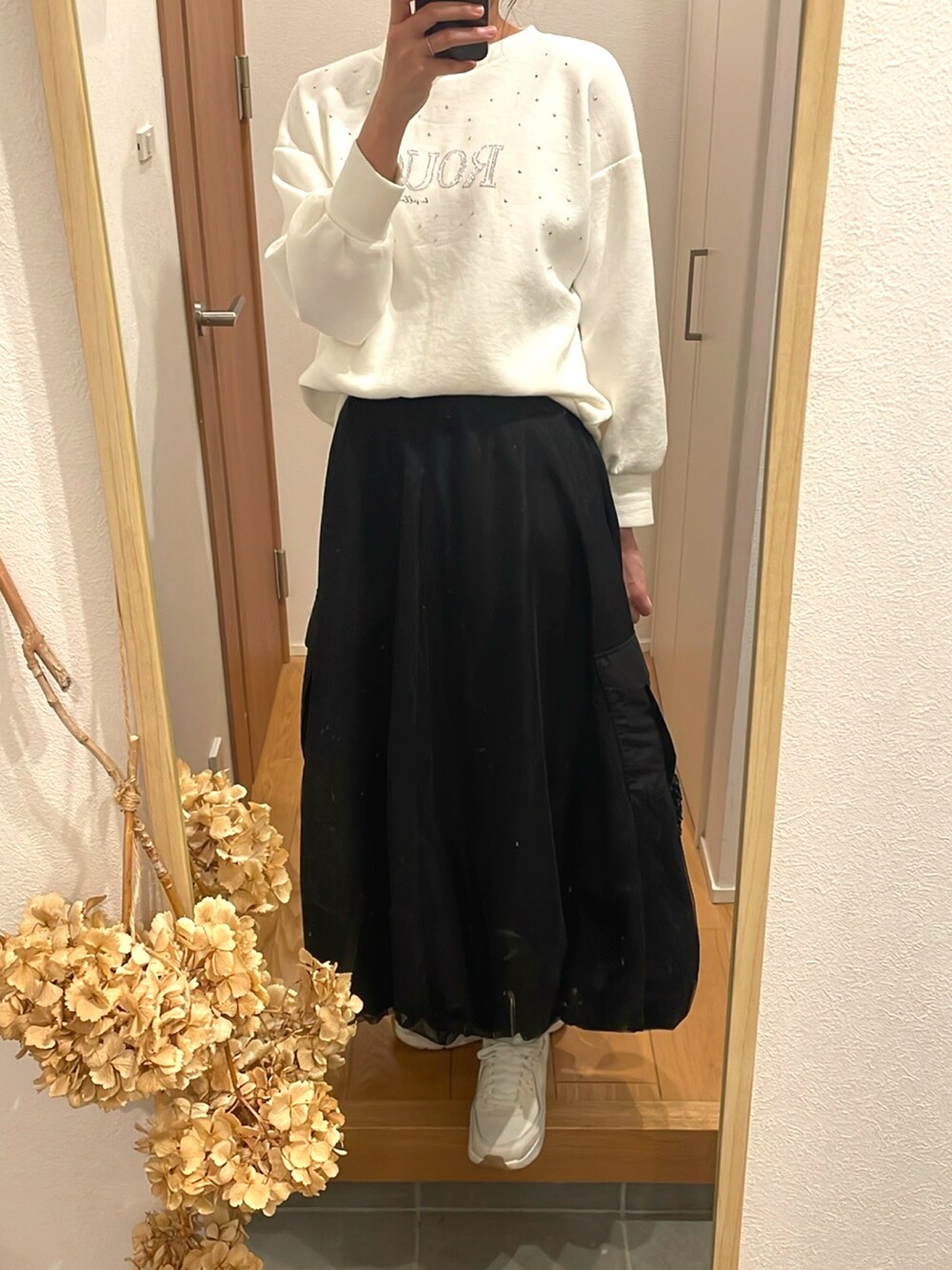 「スポーツミックス、厚底スニーカー、バルーンスカート、ゆるコーデ、モノトーン、モノトーンコーデ、スウェット、きれいめカジュアル、スパンコールバック、スニーカーコーデ、高身長女子、高身長コーデ、キレイめスウェット」｜「しまむらのアイテム（スカート、ブラック系）」を使った、KENIIさん（レディース・167cm）の秋コーディネートの1枚目の写真