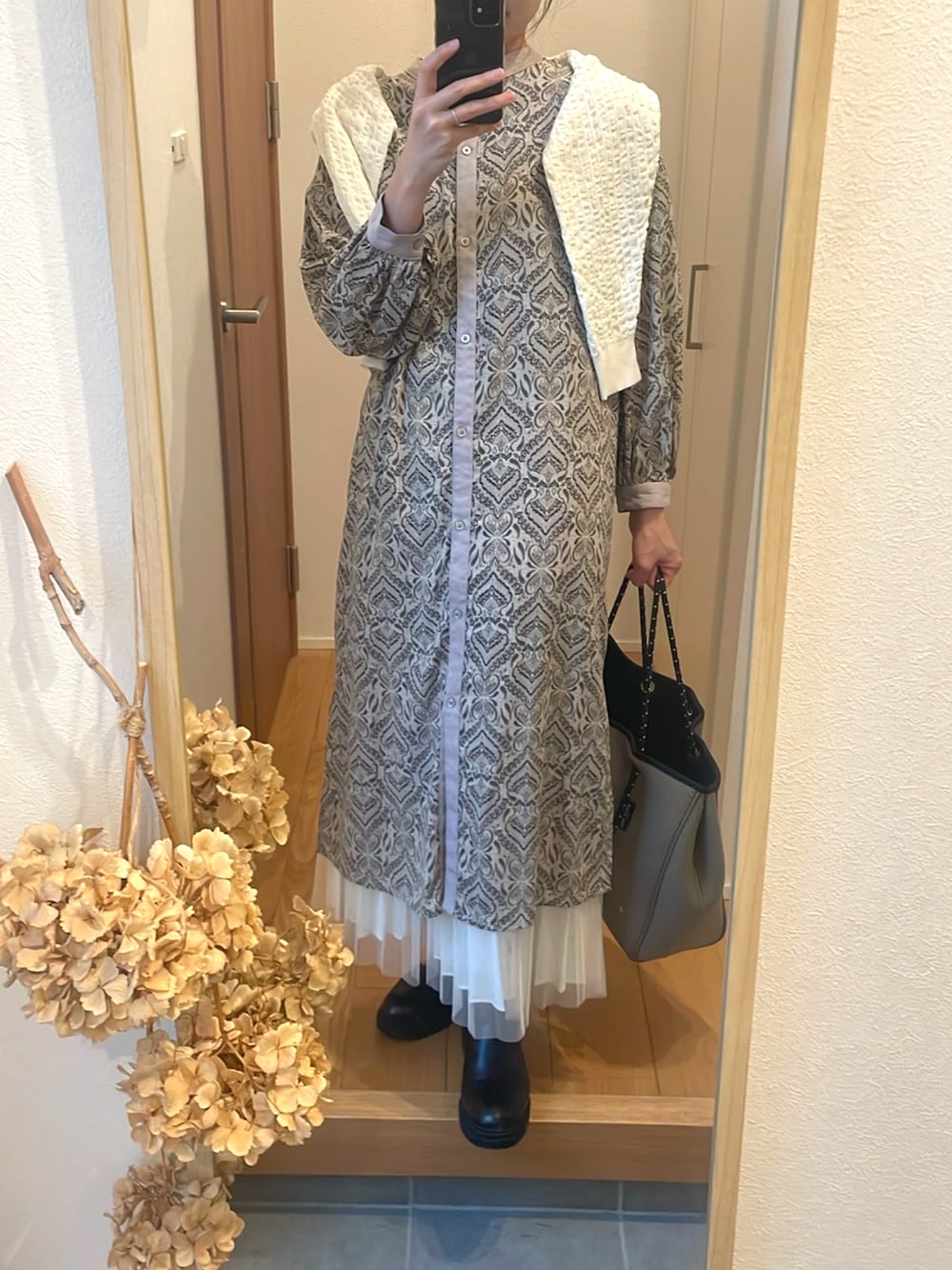 「淡色コーデ、柄ワンピース、高身長女子、高身長コーデ、秋服コーデ、オトナカワイイ、秋色、プチプラ、ニットカーディガン、トートバッグ、レイヤードスタイル」｜「しまむらのアイテム（ワンピース/ドレス、ベージュ系）」を使った、KENIIさん（レディース・167cm）の秋コーディネートの1枚目の写真