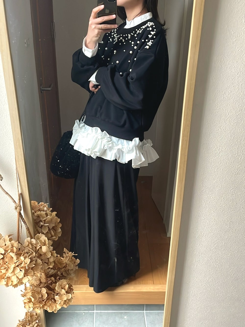 「きれいめカジュアル、休日スタイル、大人カジュアル、スウェットコーデ、シャツスタイル、レイヤードスタイル、ワイドパンツ、ロング丈、パンプス、高身長女子、高身長コーデ」｜「Freneのアイテム（シャツ/ブラウス、ホワイト系）」を使った、KENIIさん（レディース・167cm）の冬コーディネートの1枚目の写真