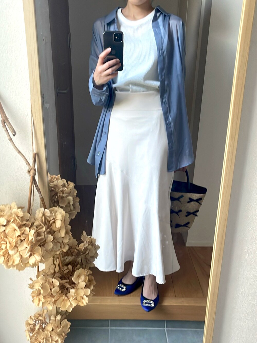 ホワイト系のスカート、ブルー系のパンプス、ベージュ系のトートバッグを着用したレディースの春コーディネートの1枚目の写真