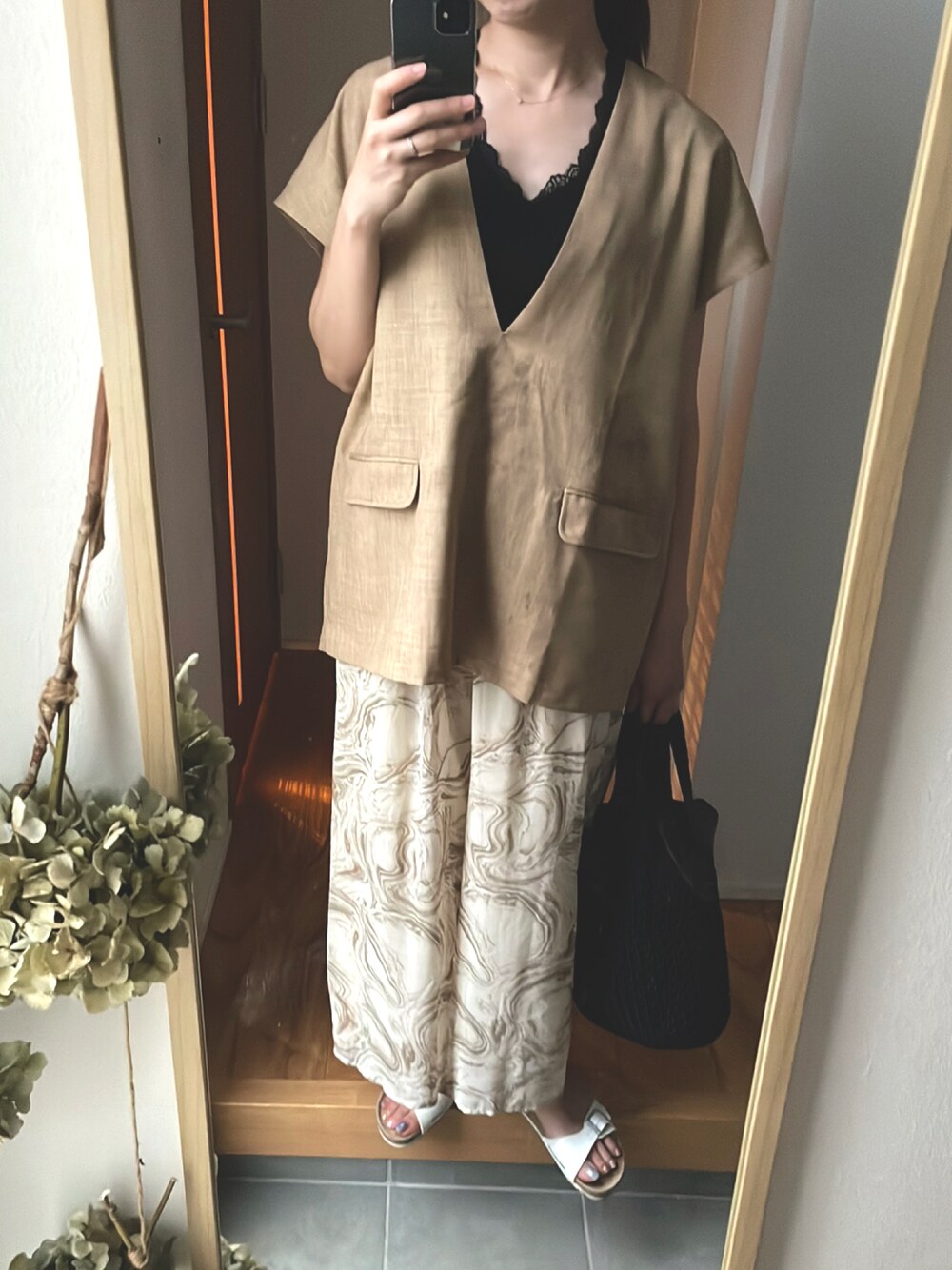 ベージュ系のトップス、ベージュ系のパンツ、ホワイト系のサンダルを着用したレディースの夏コーディネートの1枚目の写真