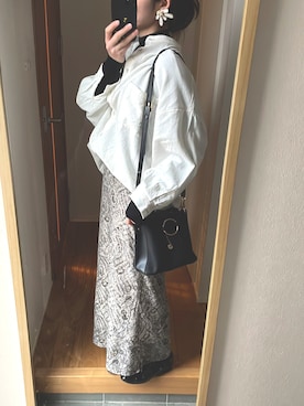 「ブラック×ホワイト」｜「アイテム（スリッポン）」を使った、KENIIさん（レディース・167cm）の冬コーディネート