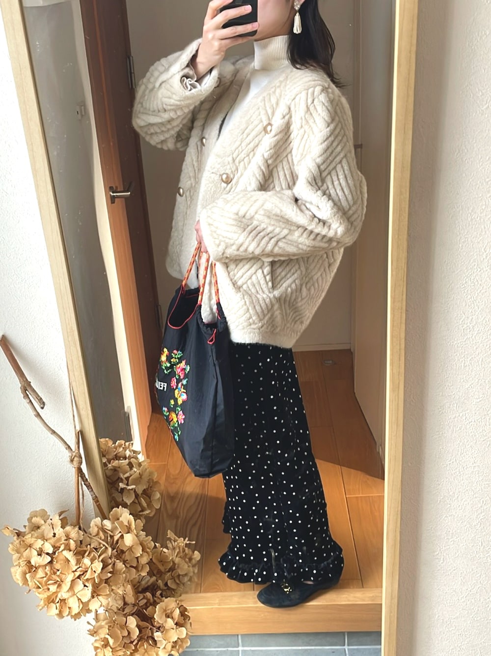 「大人可愛い、キレイめコーデ、きれいめカジュアル、ドットパンツ、ベロアパンツ、ハンドメイドピアス、高身長女子、高身長コーデ、タートルネック、女子会コーデ」｜「Freneのアイテム（ジャケット/アウター、ベージュ系）」を使った、KENIIさん（レディース・167cm）の冬コーディネートの1枚目の写真