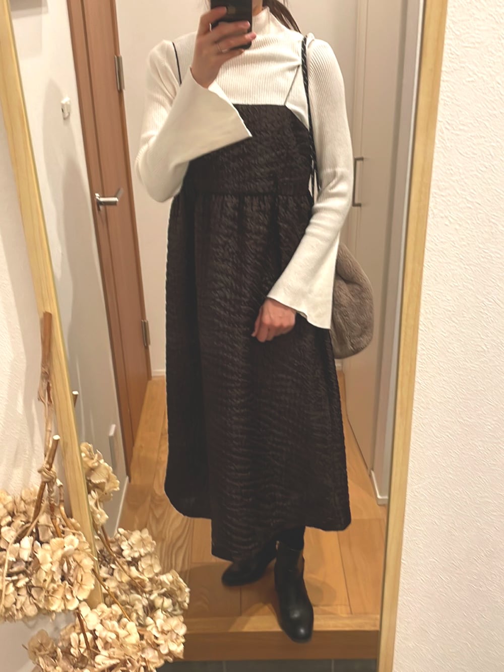 「大人カジュアル、ジャガードワンピース、ジャガード、ゆるコーデ、ラクチンコーデ、袖フリル、高身長女子、プチプラ、タートルネック」｜「GRLのアイテム（ニット/セーター、ホワイト系）」を使った、KENIIさん（レディース・167cm）の冬コーディネートの1枚目の写真