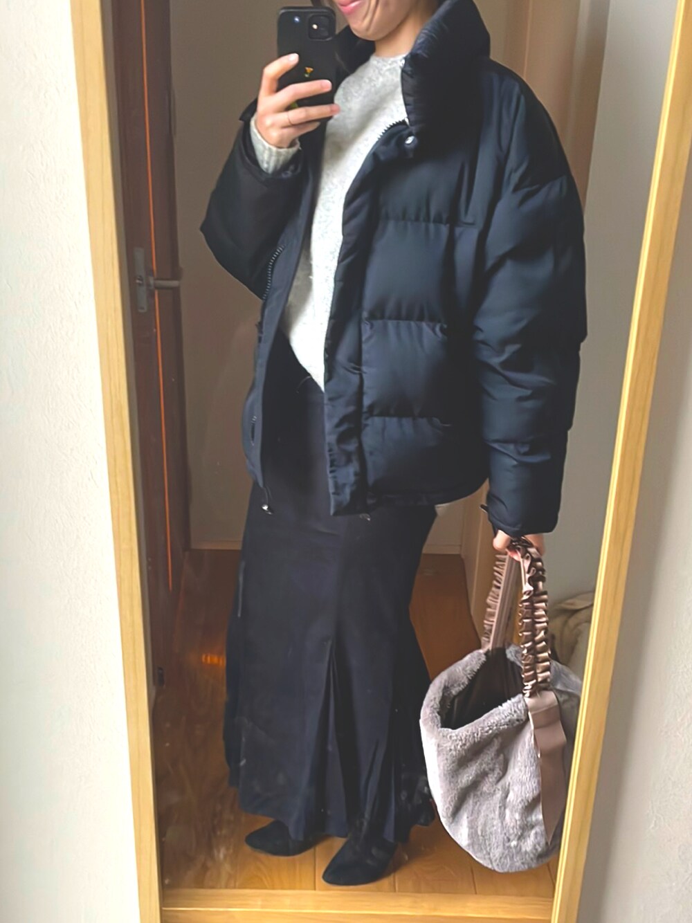 「大人カジュアル、きれいめカジュアル、マーメイドスカート、低身長コーデ、ロングスカート、オーバーサイズ、ブラック、ブラックコーデ、高身長女子、ママコーデ」｜「しまむらのアイテム（バッグ、ベージュ系）」を使った、KENIIさん（レディース・167cm）の冬コーディネートの1枚目の写真