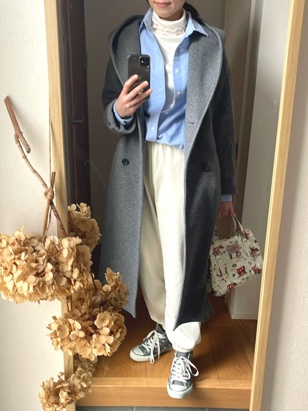 「シンプルコーデ、春のおしゃ見えテクニック、高身長コーデ、高身長女子、オーバーサイズ、春、春色、コーデュロイパンツ、ハイカットスニーカー、きれいめカジュアル、グレー×ホワイト」｜「CONVERSEの【CONVERSE】ALLSTAR HI（スニーカー、グレー系）」を使った、KENIIさん（レディース・167cm）の春コーディネートの1枚目の写真