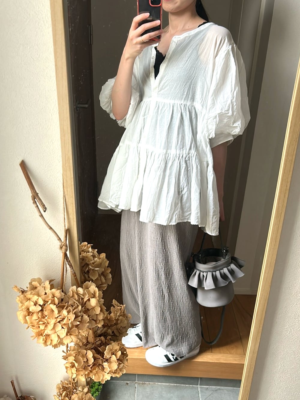 「淡色コーデ、プリーツパンツ、シースルートップス、サンダルに靴下、着回しコーデ、キレイめカジュアル、シアートップス、高身長女子、高身長コーデ、ゆるコーデ」｜「しまむらのアイテム（パンツ、グレー系）」を使った、KENIIさん（レディース・167cm）の春コーディネートの1枚目の写真