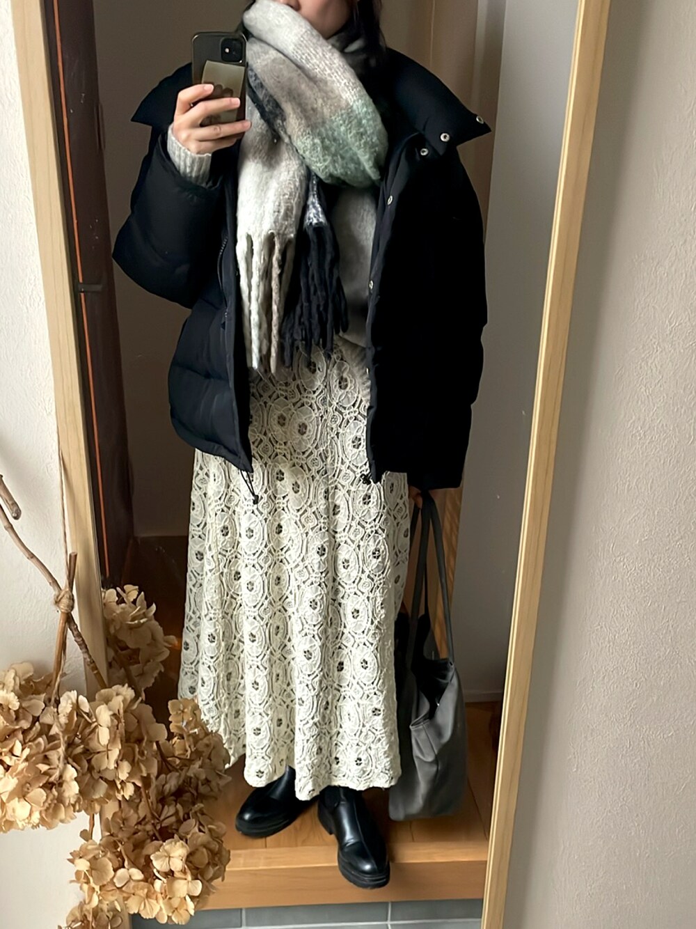 「大人かわいい、冬服、オーバーサイズ、ダウンジャケット、レーススカート、ロングスカート、きれいめカジュアル、高身長コーデ、プチプラコーデ、ニット、高身長レディースファッション、サイドゴアブーツ」｜「crie confortoのレーススカート（スカート、ホワイト系）」を使った、KENIIさん（レディース・167cm）の冬コーディネートの1枚目の写真