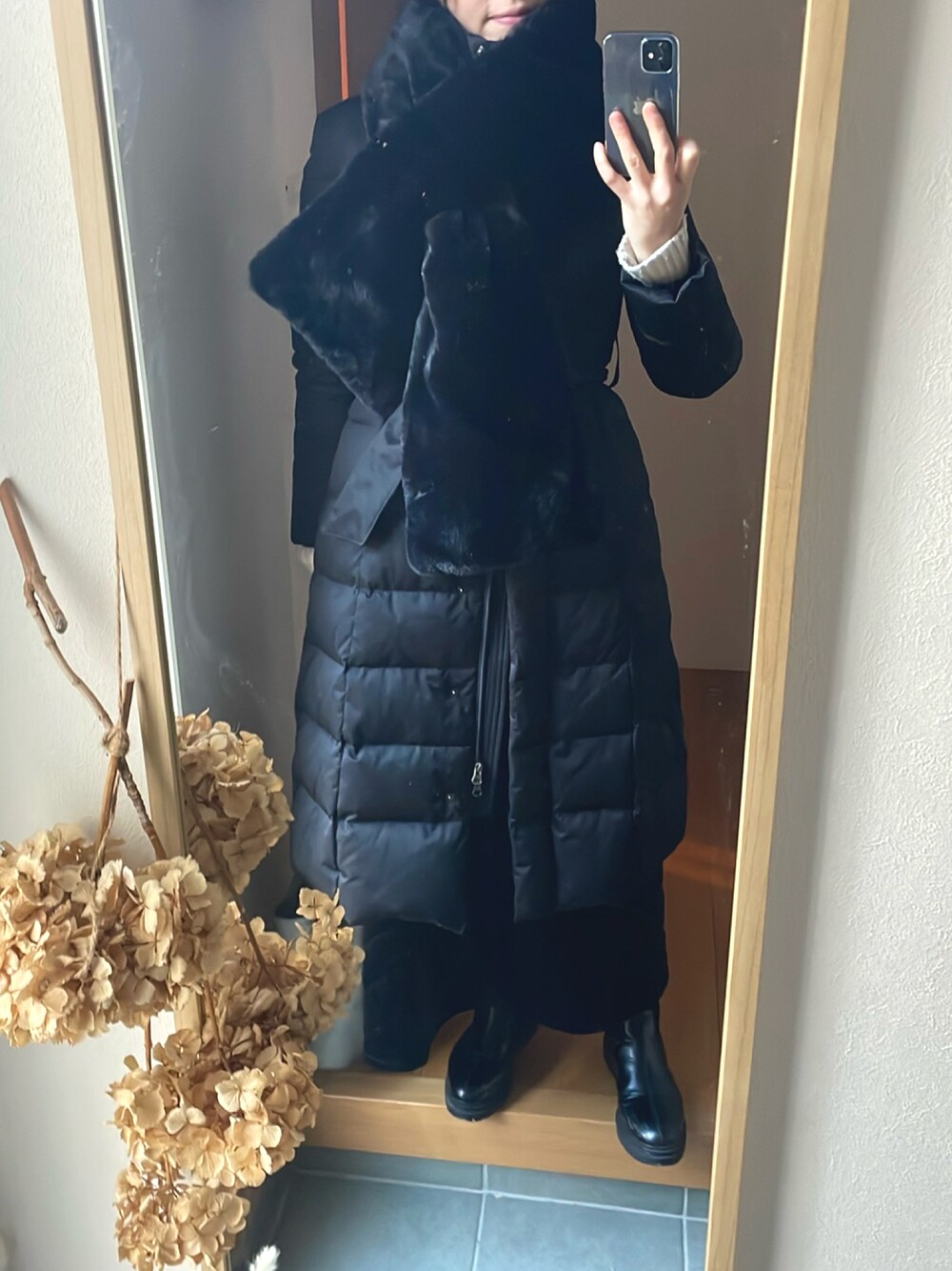 「ロングコート、ダウンコート、高身長女子、きれいめカジュアル、雪、ジャストサイズ、ゴアブーツ、キルトスカート」｜「しまむらのアイテム（ブーツ、ブラック系）」を使った、KENIIさん（レディース・167cm）の冬コーディネートの1枚目の写真