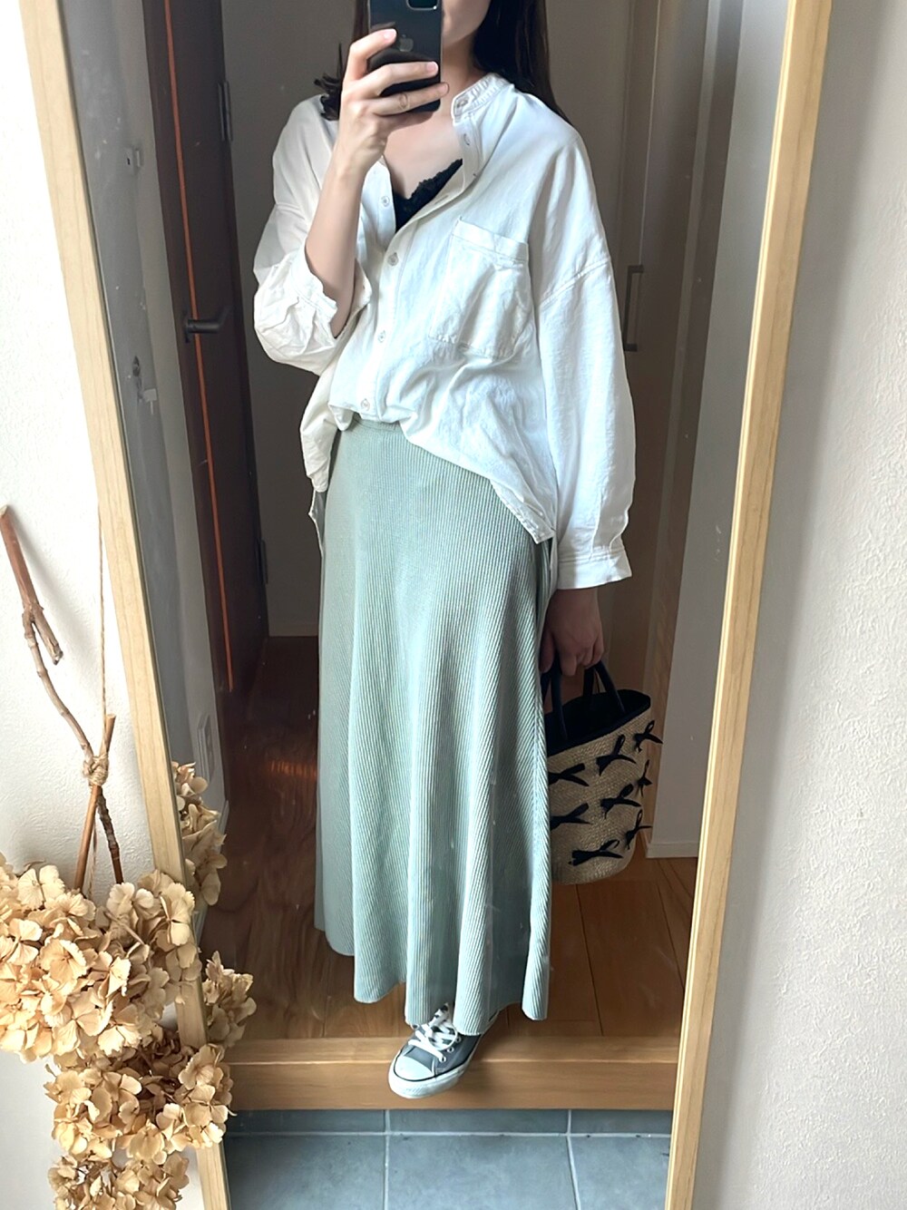 グリーン系のスカート、ホワイト系のシャツ/ブラウス、ベージュ系のトートバッグを着用したレディースの春コーディネートの1枚目の写真