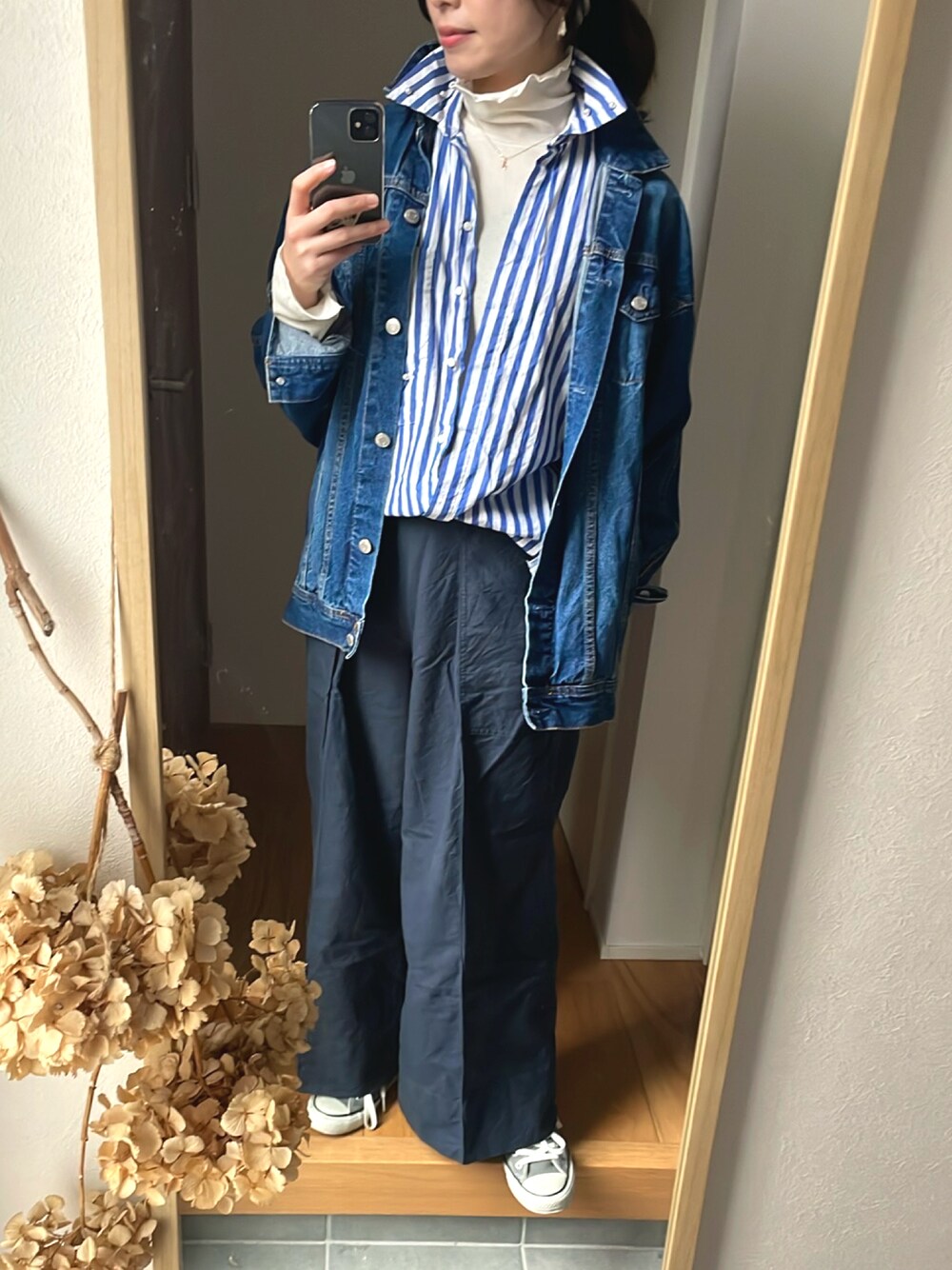 「大人カジュアル、きれいめカジュアル、ワイドパンツ、オーバーサイズ、ストライプシャツ、レイヤードスタイル、高身長女子、高身長コーデ、ビッグシルエット」｜「GUのソフトリブタートルネック（Tシャツ/カットソー、ホワイト系）」を使った、KENIIさん（レディース・167cm）の冬コーディネートの1枚目の写真