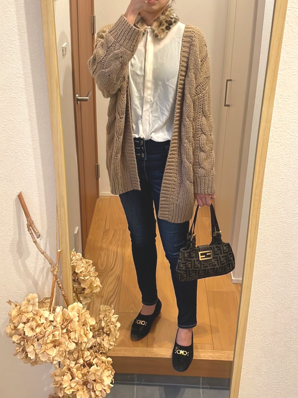 「大人カジュアル、シンプルスタイル、キレイめ、スキニーデニム、ローファー、フェラガモ、オーバーサイズ、ニットコーデ、カーディガン、高身長コーデ、ケーブルニット」｜「ZARAのアイテム（シャツ/ブラウス、ホワイト系）」を使った、KENIIさん（レディース・167cm）の秋コーディネートの1枚目の写真