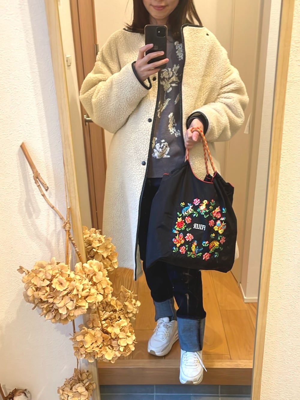 「ボアコート、オーバーサイズ、高身長女子、高身長コーデ、FEILER、厚底シューズ、デニムパンツ」｜「Ball&Chainのアイテム（バッグ、ブラック系）」を使った、KENIIさん（レディース・167cm）の冬コーディネートの1枚目の写真