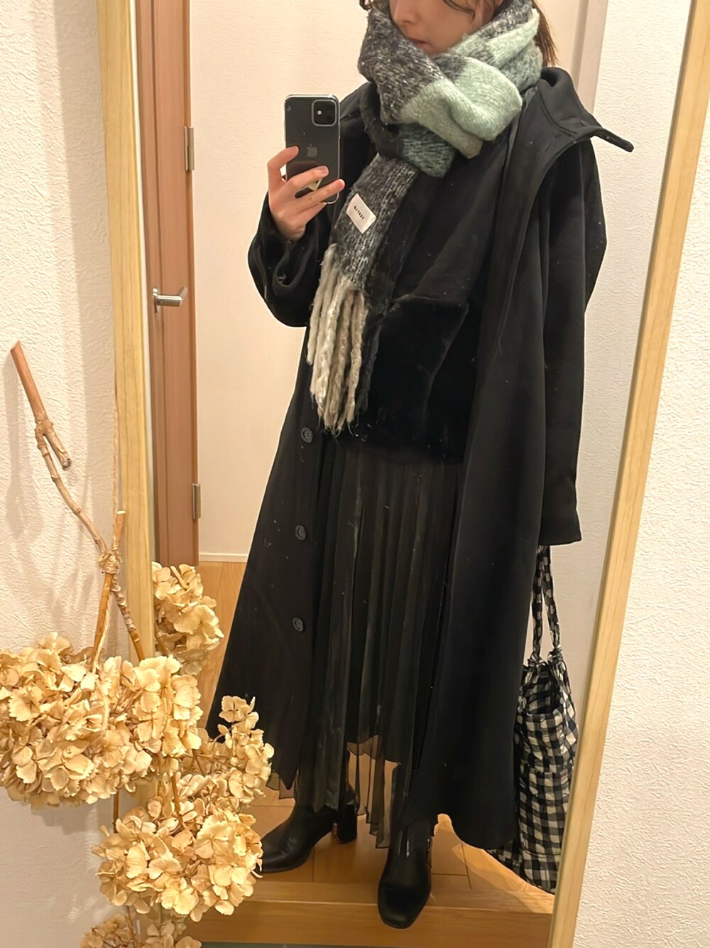 「大人カジュアル、プリーツスカート、プチプラ、ロングスカート、オーバーサイズ、ロングコート、ブラック、ブラックコーデ、チエック、トートバッグ、ギンガムチェック、高身長女子、高身長コーデ」｜「myuの胸下切り替えファートップス（スウェット、ブラック系）」を使った、KENIIさん（レディース・167cm）の冬コーディネートの1枚目の写真