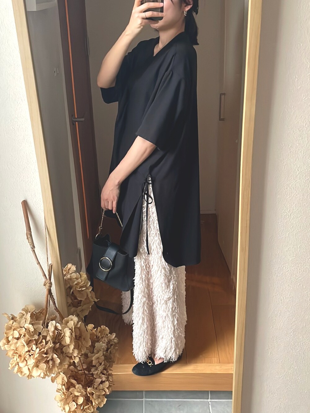 「秋服コーデ、休日コーデ、レイヤードスタイル、ロングワンピース、着回しコーデ、ローファー、ブラック×ホワイト、高身長、高身長女子、ラブラドライト、フープピアス」｜「GRLのアイテム（バッグ、ブラック系）」を使った、KENIIさん（レディース・167cm）の秋コーディネートの1枚目の写真