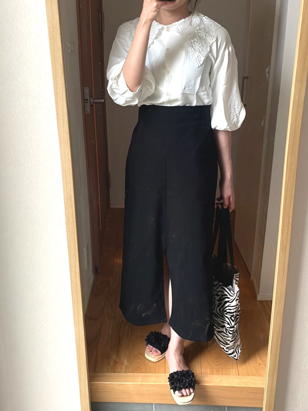「オールしまむら、全身しまむら、ホワイト×ブラック、レース襟、シンプルコーデ、オトナ女子、キレイめ、サンダル、大人かわいい、Iラインスカート、モノトーンコーデ、ゼブラ柄」｜「しまむらのアイテム（スカート、ブラック系）」を使った、KENIIさん（レディース・167cm）の春コーディネートの1枚目の写真
