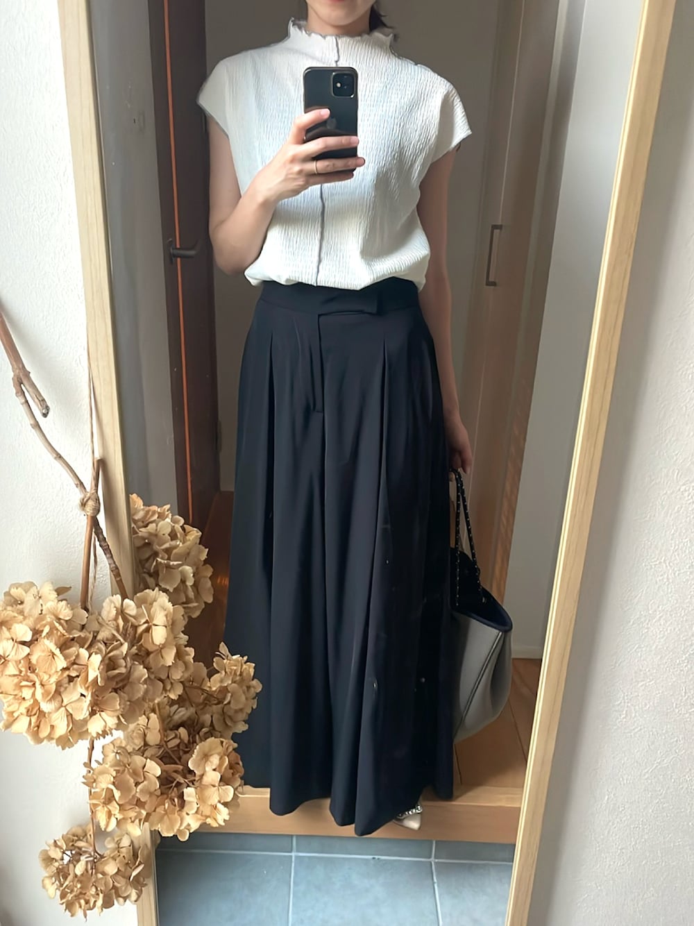 「秋服準備はじめました、ワイドパンツ、ワイドタックパンツ、esica、大人カジュアル、きれいめカジュアル、シアートップス、高身長コーデ、高身長女子、オフィススタイル、きれいめコーデ、ブラック×ホワイト」｜「select MOCAのセンターラインメローカットソー（Tシャツ/カットソー、ホワイト系）」を使った、KENIIさん（レディース・167cm）の秋コーディネートの1枚目の写真