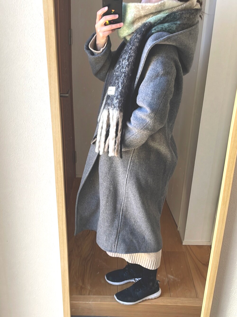「ニット/セーター、シンプルコーデ、オトナカジュアル、ゆるニット、高身長女子、スニーカーコーデ、ロングコート、フードコート、マフラー、ニットワンピース」｜「GUのアイテム（スニーカー、ブラック系）」を使った、KENIIさん（レディース・167cm）の冬コーディネートの1枚目の写真