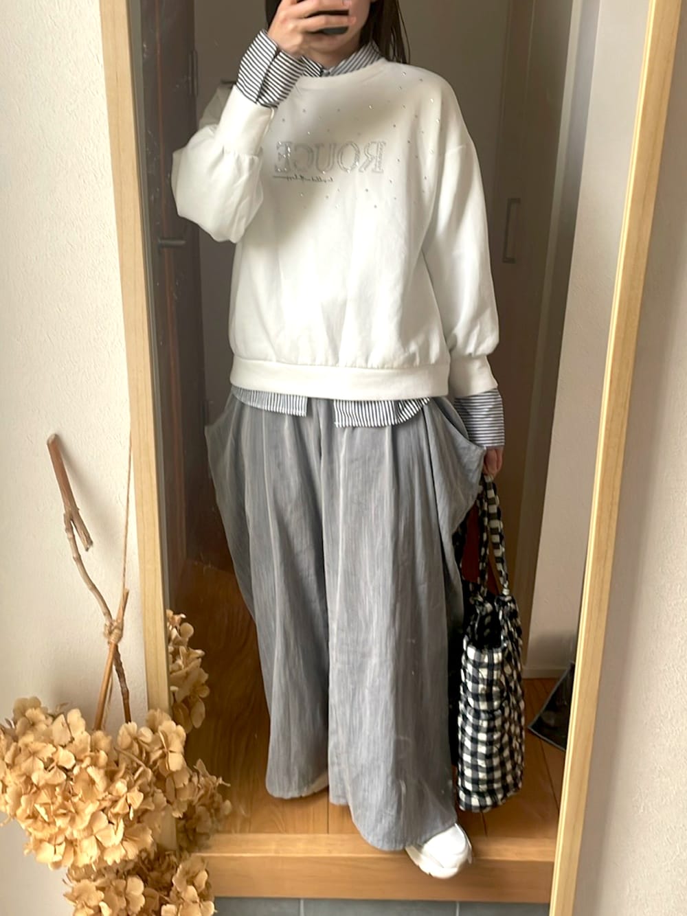 「シンプルスタイル、きれいめカジュアル、スニーカー、厚底スニーカー、エアマックス、トートバッグ、ワイドパンツ、オーバーサイズ、スウェット、シャツスタイル、高身長女子、淡色コーデ、高身長コーデ」｜「しまむらのアイテム（スウェット、ホワイト系）」を使った、KENIIさん（レディース・167cm）の冬コーディネートの1枚目の写真