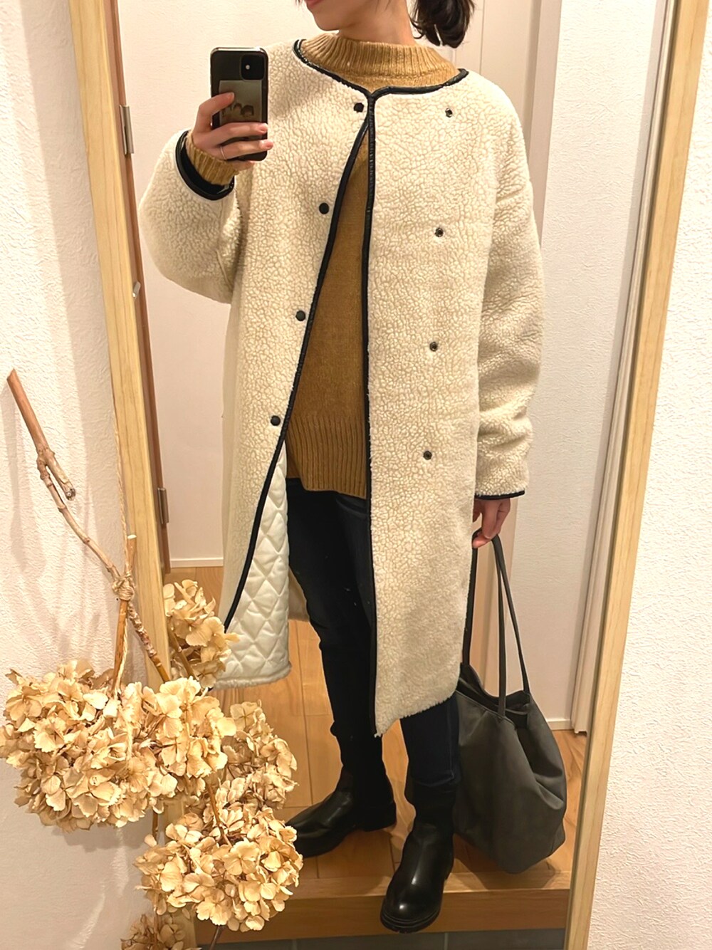 「ゆるコーデ、冬ファッション、ブーツイン、ニットコーデ、オーバーサイズ、ボアコート、パンツコーデ、あったかコーデ、高身長コーデ、アウターコーデ、高身長女子」｜「しまむらのアイテム（バッグ、グレー系）」を使った、KENIIさん（レディース・167cm）の冬コーディネートの1枚目の写真