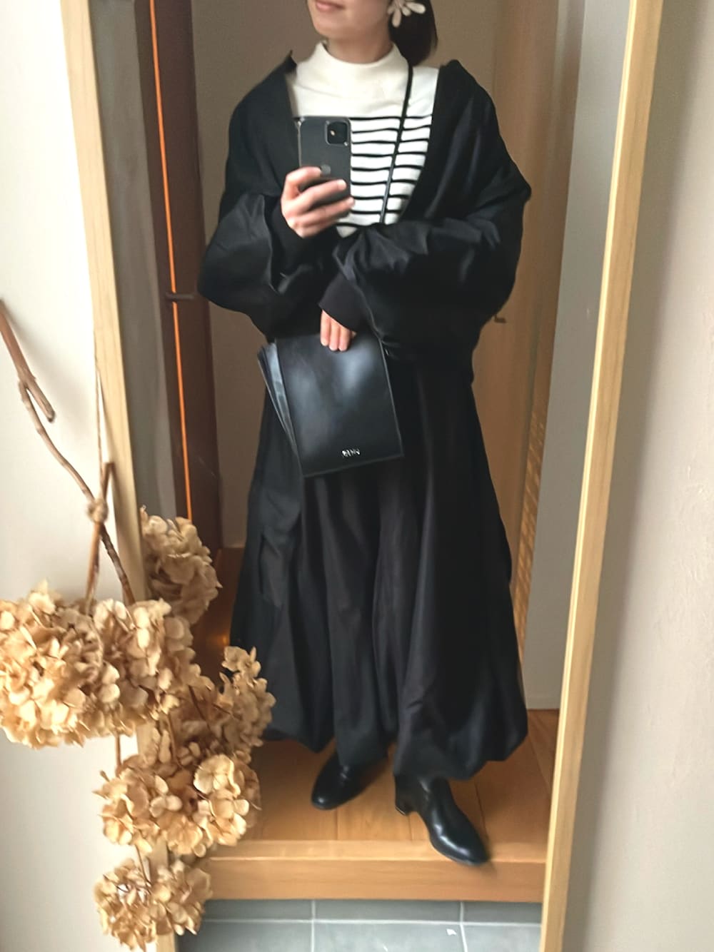 「大人かわいい、カジュアルスタイル、バルーンスカート、オーバーサイズ、MA-1、ボーダー、ブラック×ホワイト、モノトーン、モノトーンコーデ、ビッグシルエット、高身長レディースファッション、高身長コーデ、ショートブーツ」｜「UN3D.の雑誌付録（バッグ、ブラック系）」を使った、KENIIさん（レディース・167cm）の冬コーディネートの1枚目の写真
