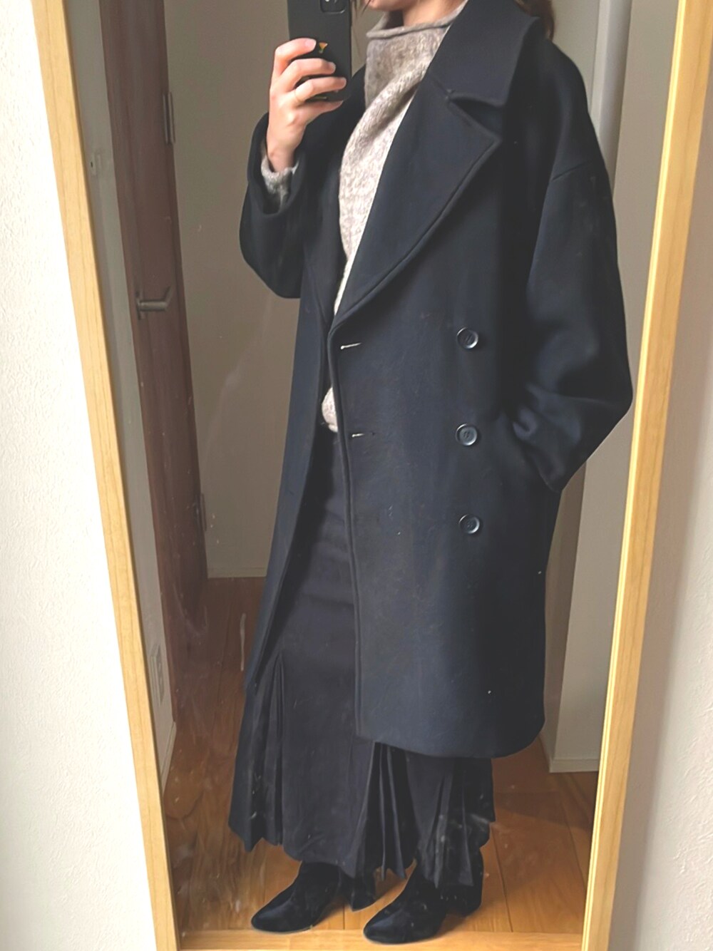 「大人女子、ニットコーデ、タートルネック、マーメイドスカート、モード、ブラック×ブラウン、ビッグシルエット、ショートブーツ、エマテイラー、高身長女子」｜「Emma Taylorのオーバーサイズチェスターコート（チェスターコート、ブラック系）」を使った、KENIIさん（レディース・167cm）の冬コーディネートの1枚目の写真