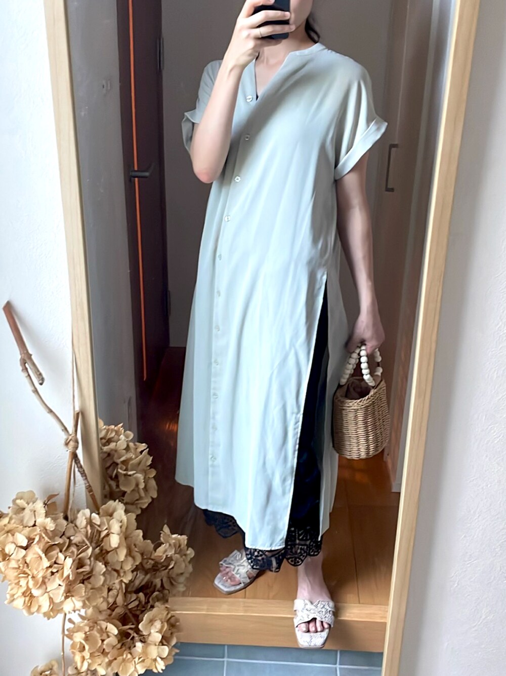 「きれいめカジュアル、レイヤードスタイル、高身長女子、高身長コーデ、着回しコーデ、オーバーサイズ、ロングワンピース、レーススカート」｜「esicaのアイテム（かごバッグ、ベージュ系）」を使った、KENIIさん（レディース・167cm）の夏コーディネートの1枚目の写真